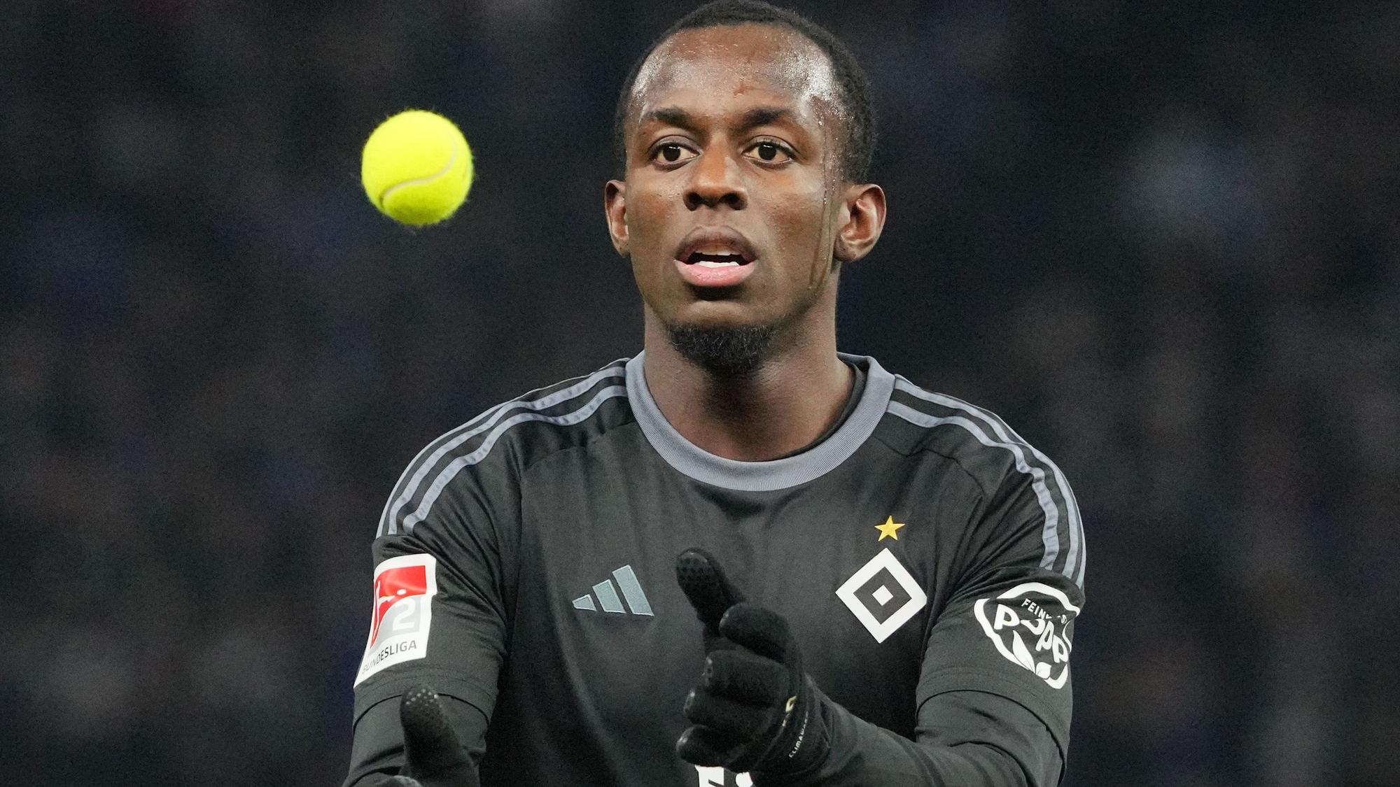 Fans protestieren mit geworfenen Tennisbällen gegen die Deutsche Fußball-Liga (DFL), auch Hamburgs Jean-Luc Dompe half beim Aufräumen am Top-Spiel gegen Hertha.