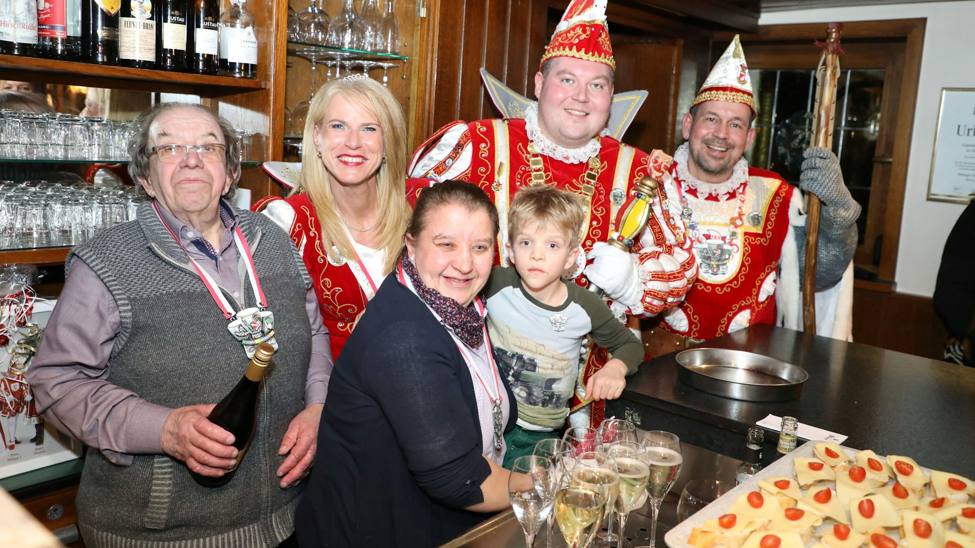 Das Dreigestirn steht mit Wirtsfamilie hinter dem Tresen des Höffer Hofs in Odenthal.