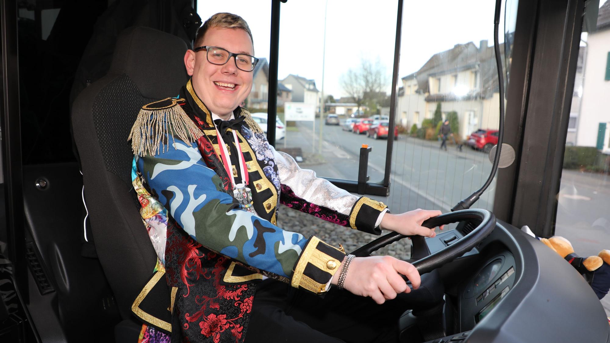 Maximilian Tiemann sitzt am Steuer des Partybusses des Oberodenthaler Dreigestirnsgefolges.