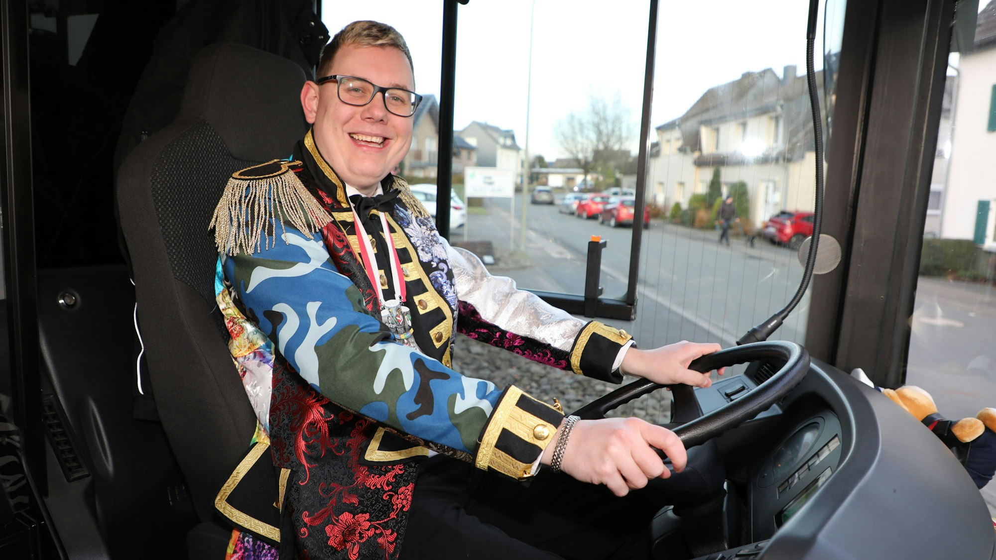 Maximilian Tiemann sitzt am Steuer des Partybusses des Oberodenthaler Dreigestirnsgefolges.