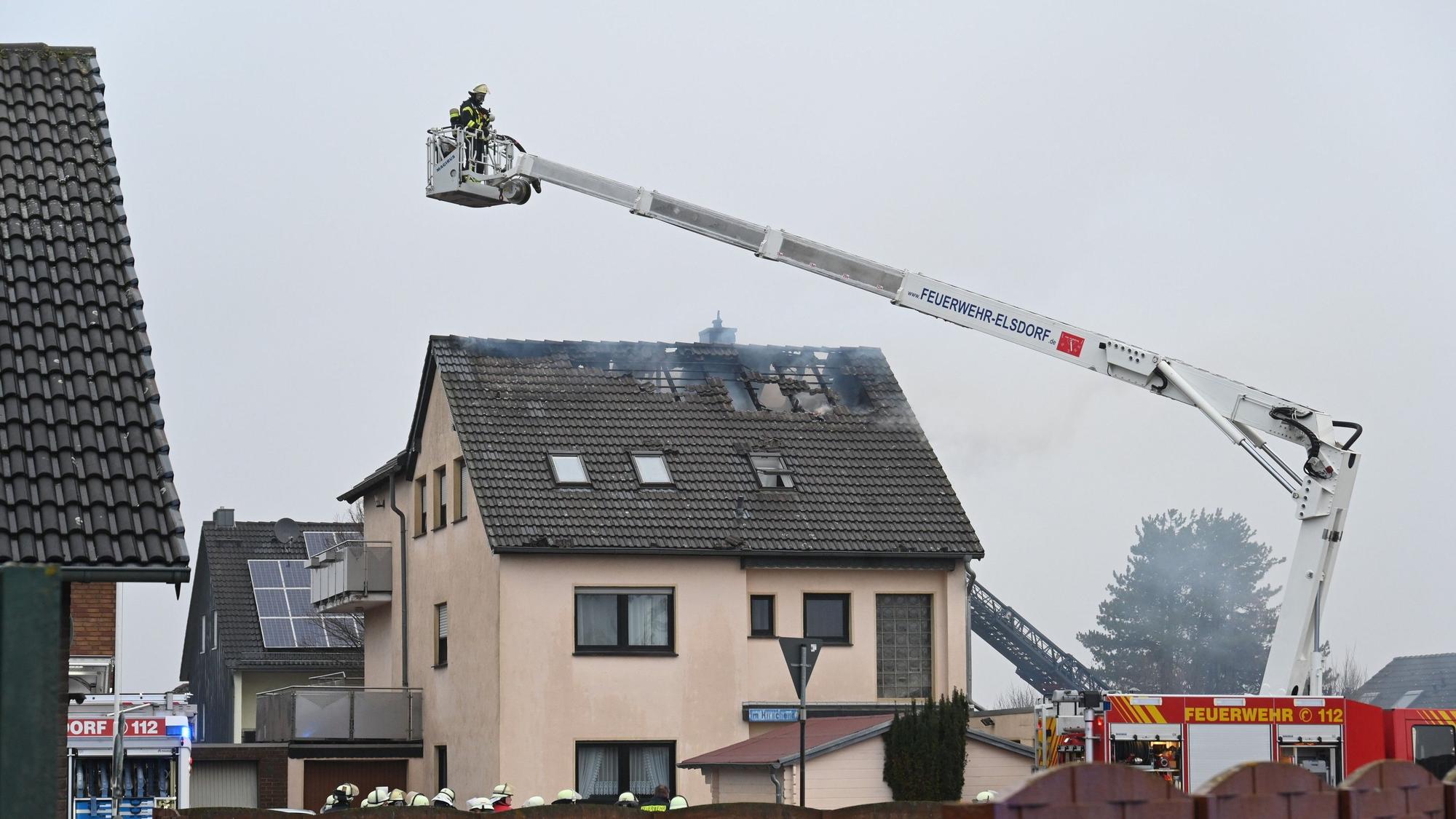 Im Hirschend ist ein Feuer in einem Mehrfamilienhaus im Dachgeschoss ausgebrochen.