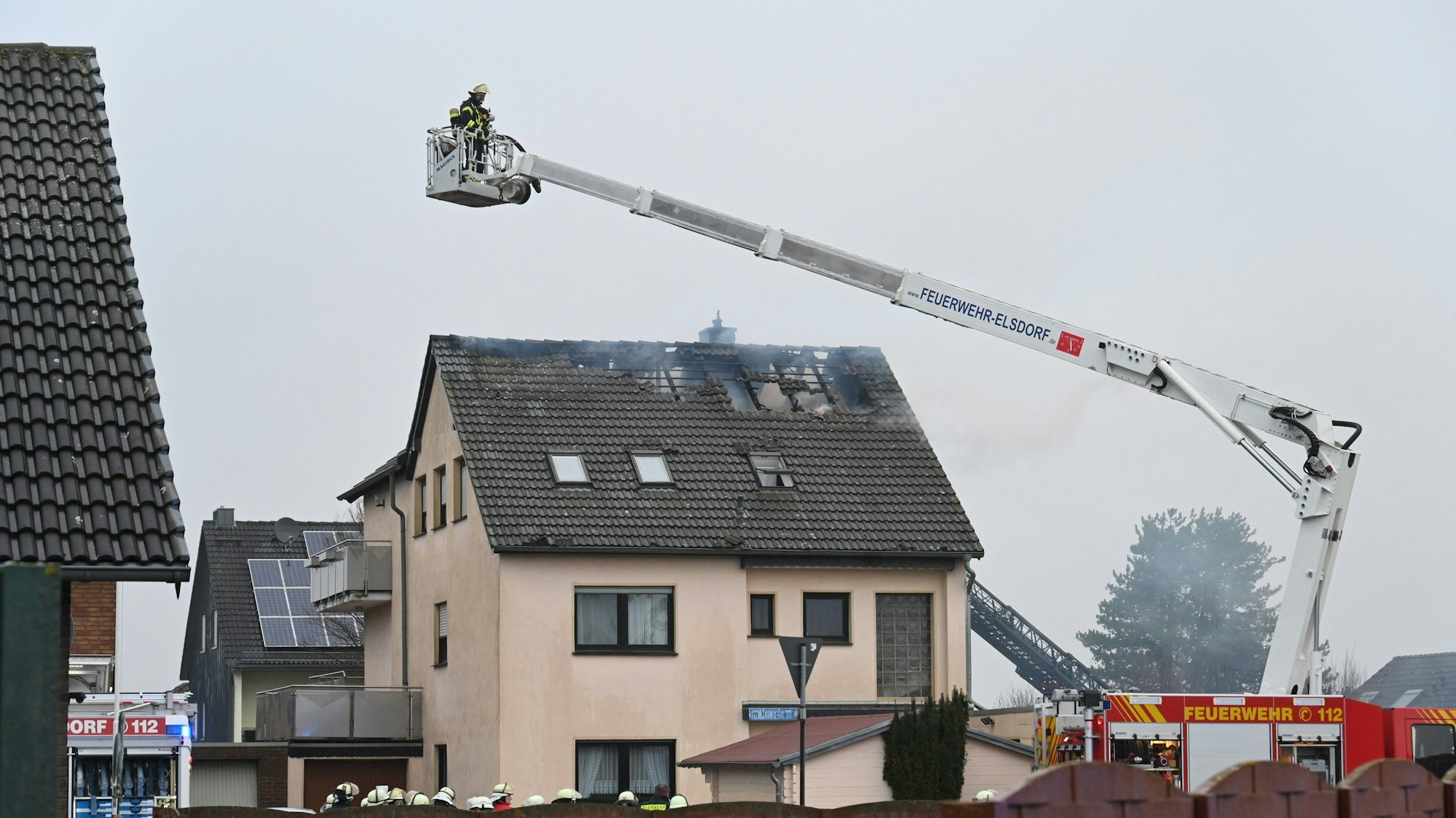 Im Hirschend ist ein Feuer in einem Mehrfamilienhaus im Dachgeschoss ausgebrochen.
