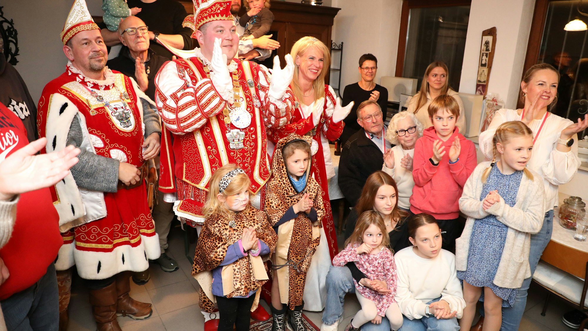 „Geburtstagskind“ Heinz Hachenberg im Kreise seiner Familie und des Dreigestirns aus Oberodenthal.