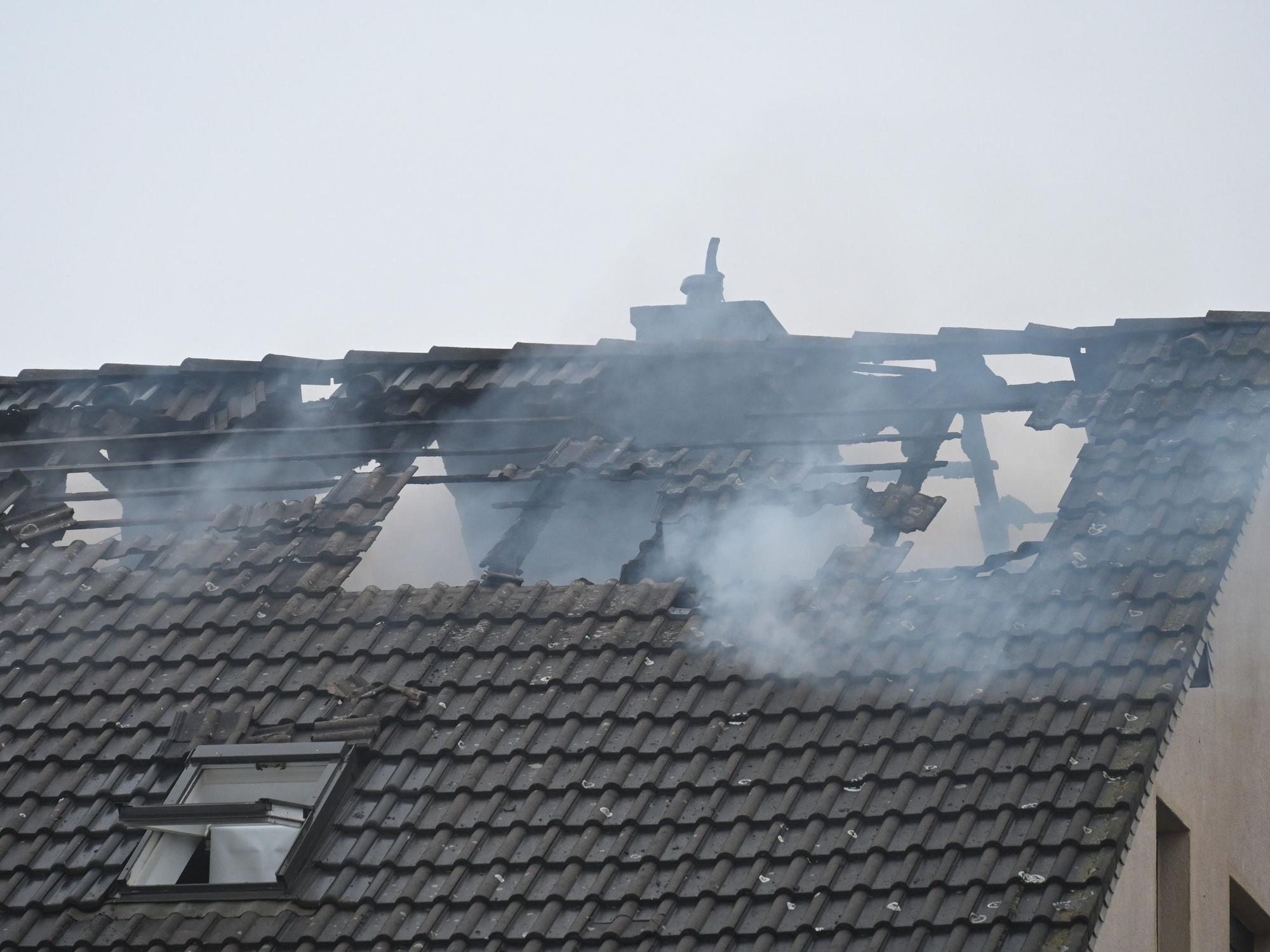 Das Dachgeschoss war laut Feuerwehr nicht mehr bewohnbar.