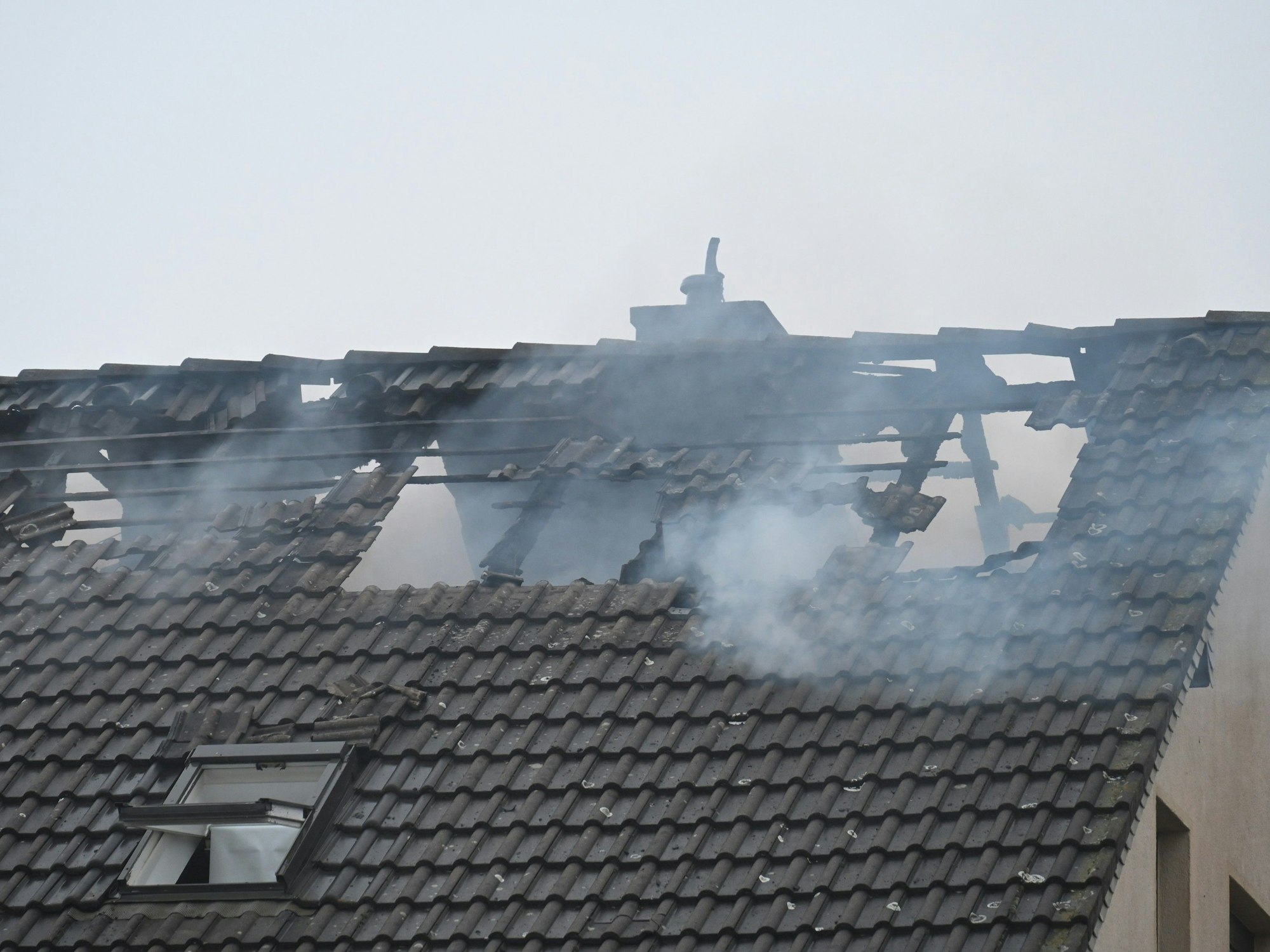 Das Dachgeschoss war laut Feuerwehr nicht mehr bewohnbar.