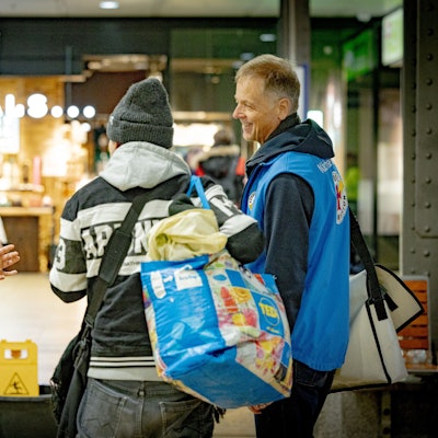 Schon länger kennen die Ehrenamtlichen Jule Wortmann und Klaus Fischer manche der Menschen, die sich im Bahnhof aufhalten