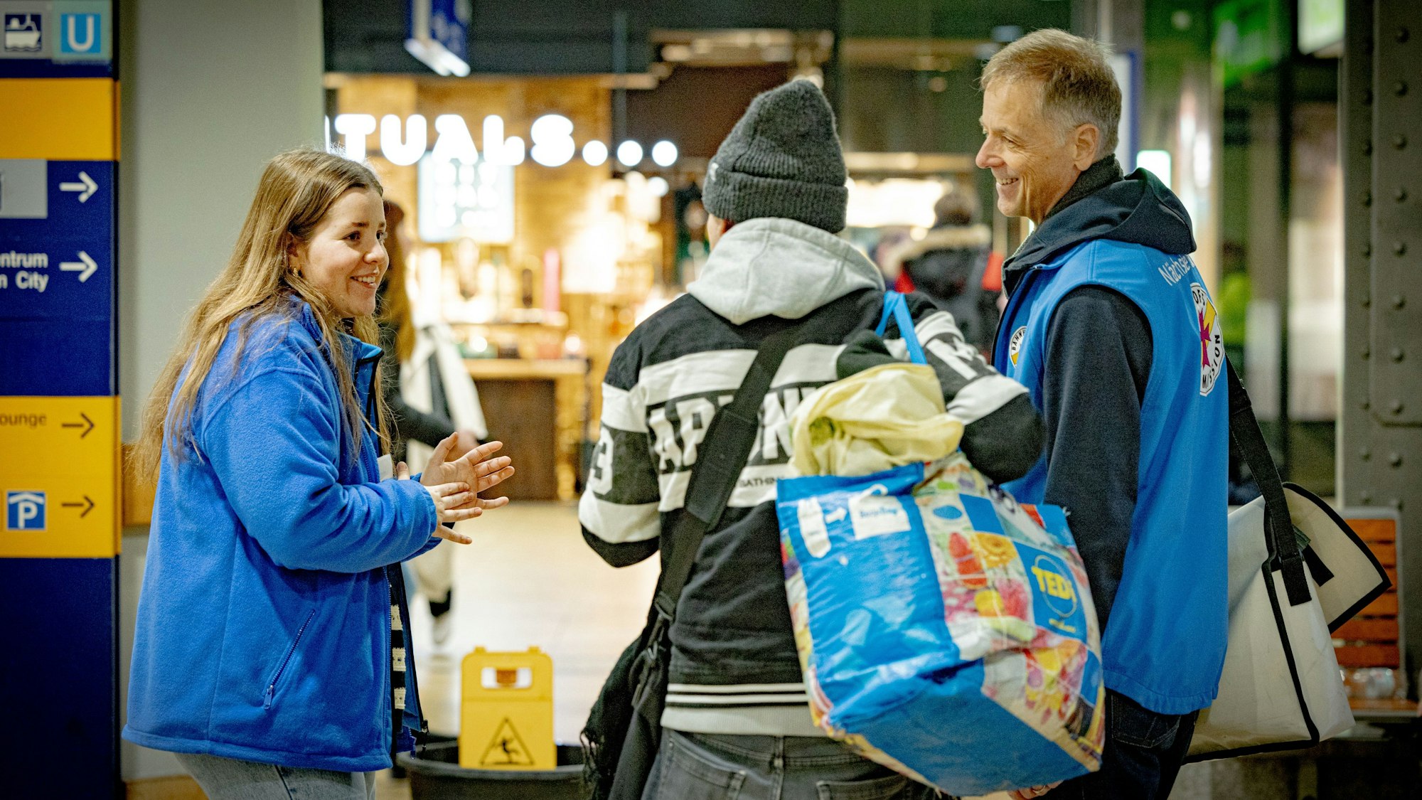 Schon länger kennen die Ehrenamtlichen Jule Wortmann und Klaus Fischer manche der Menschen, die sich im Bahnhof aufhalten