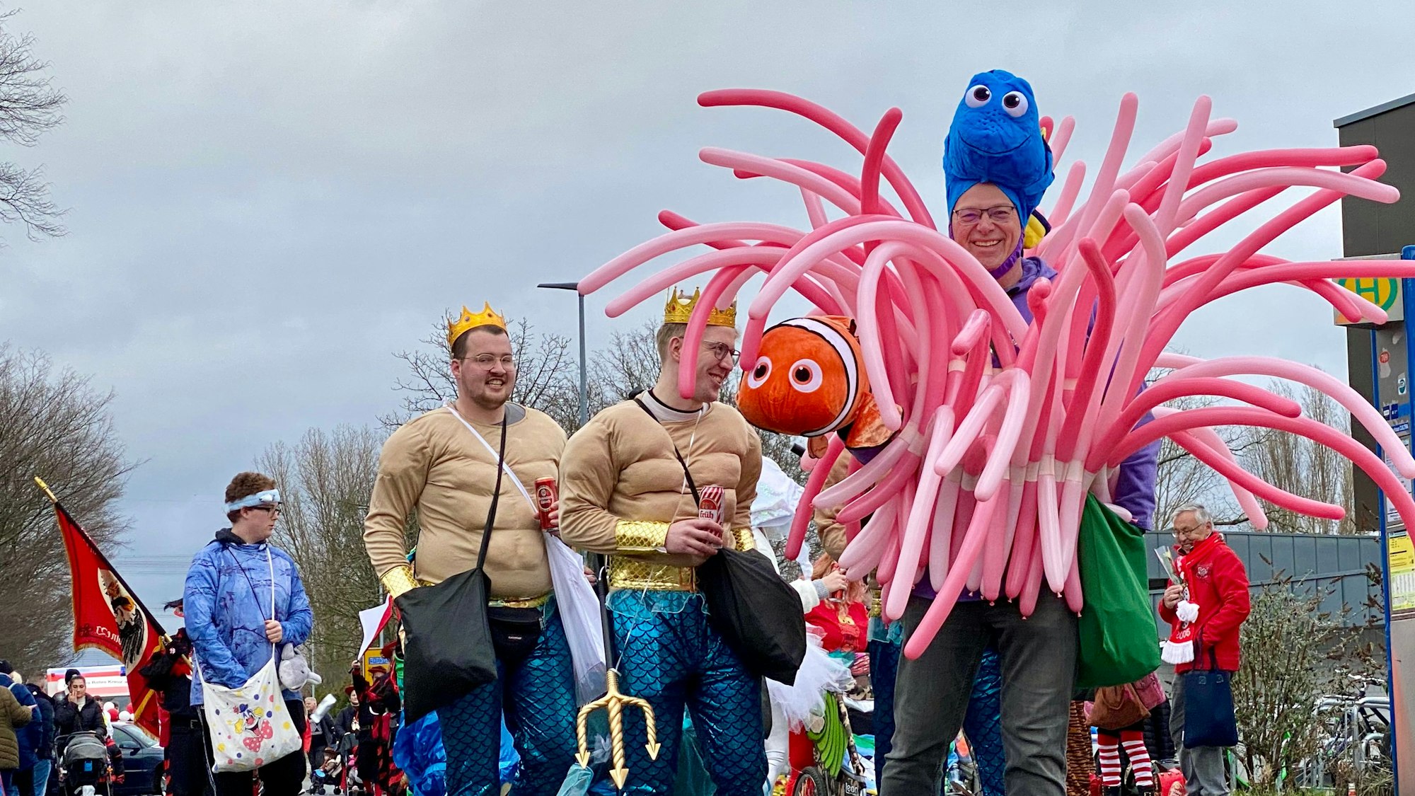 Auf dem Bild sind kostümierte Zugteilnehmer zu sehen