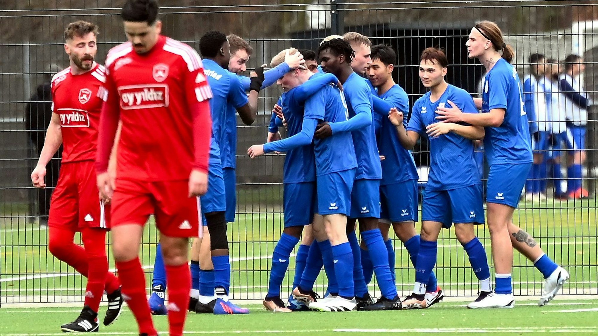04.02.2024, Fussball-TFC Köln - Bergfried Leverkusen
Freude bei Bergfried nach dem 1:0
Foto: Uli Herhaus