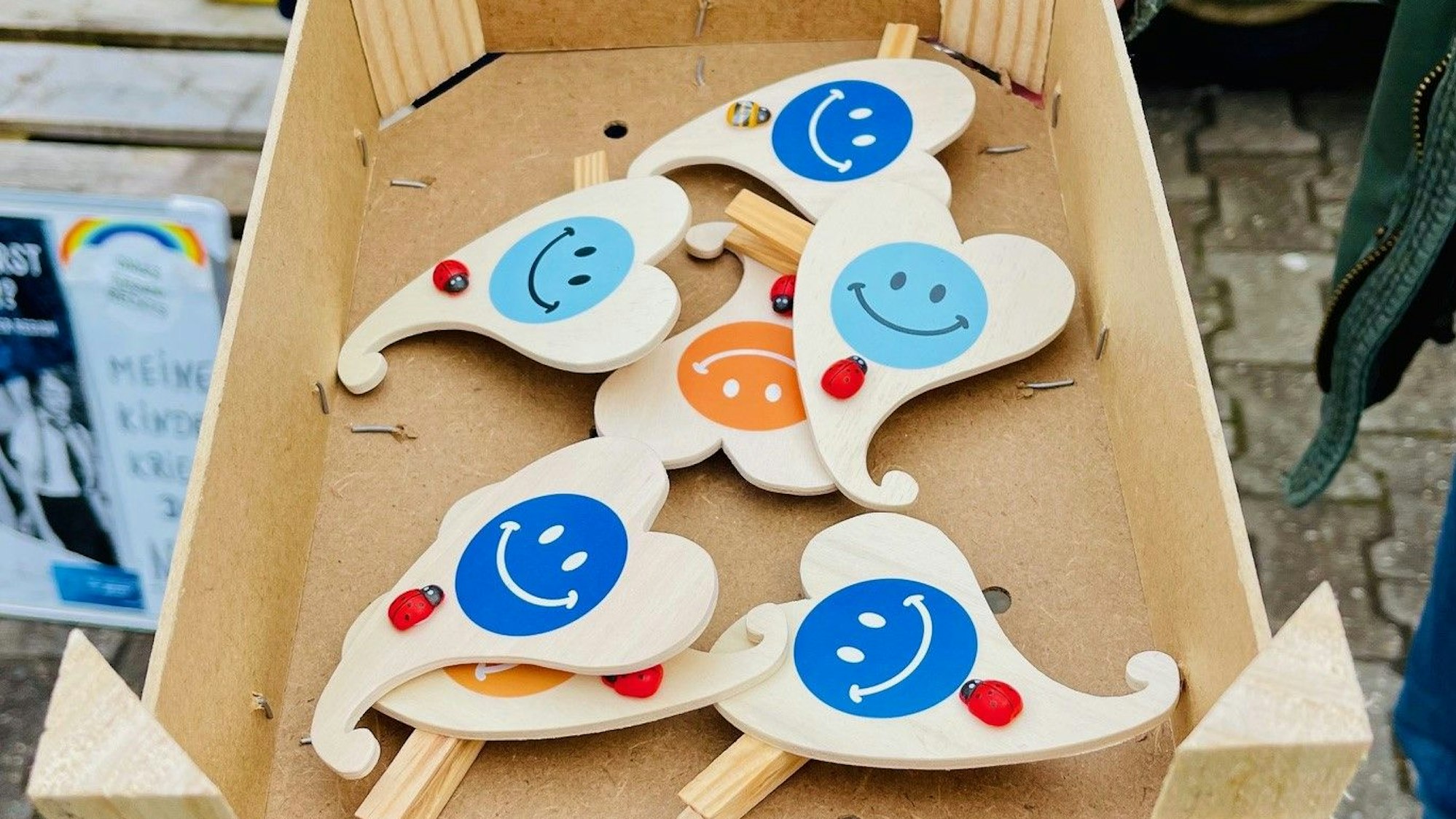 Demo Jecke jäjen Räächs in Heimerzheim 200 Holzherzen wurden verteilt