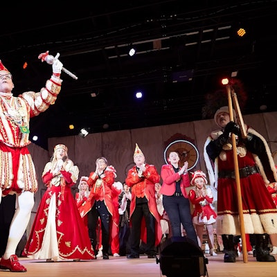 Gut gelaunt zog das Gemünder Dreigestirn in den Saal ein.