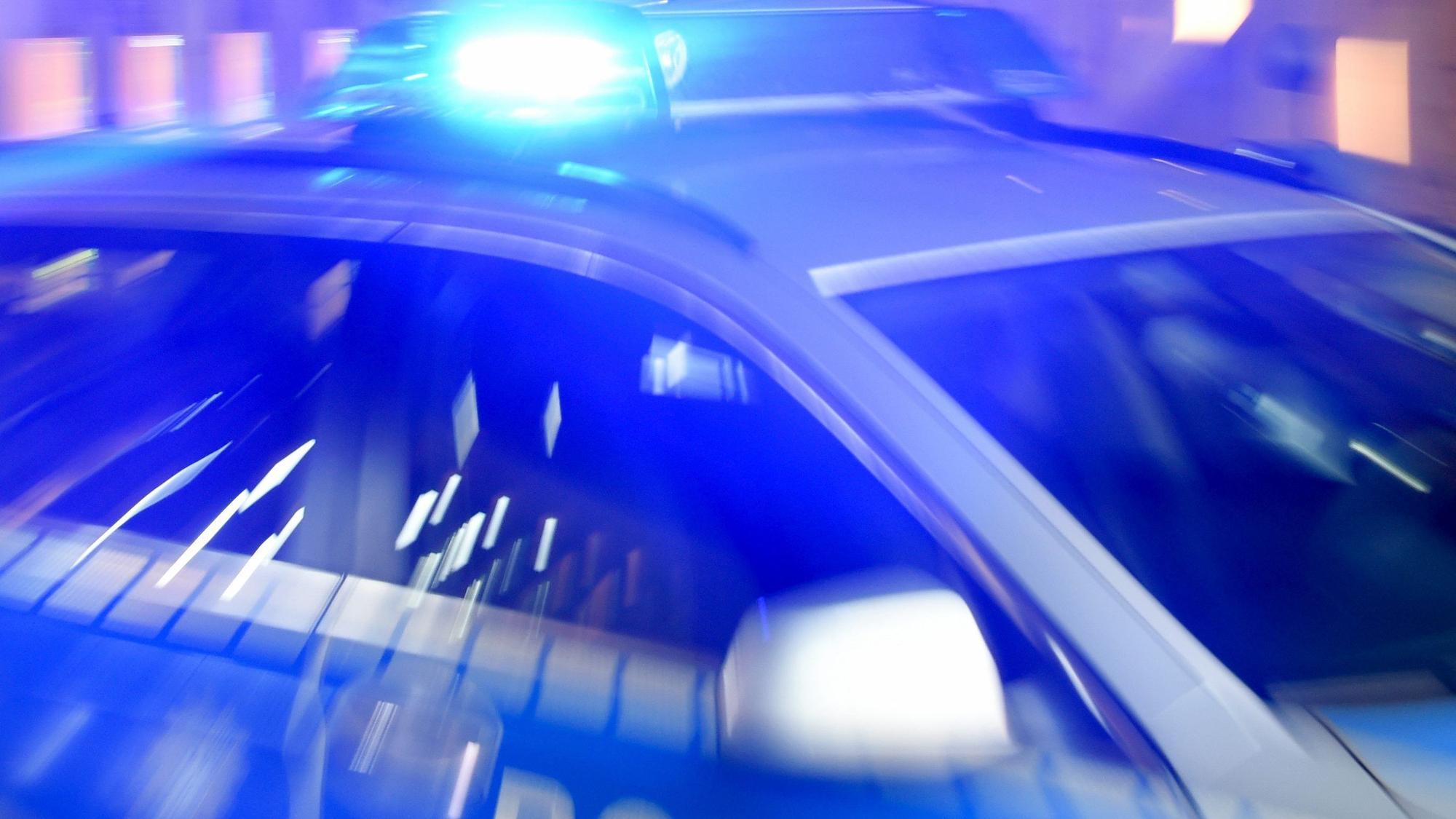 Die Polizei musste die Fans des 1. FC Köln und Eintracht Frankfurt trennen.