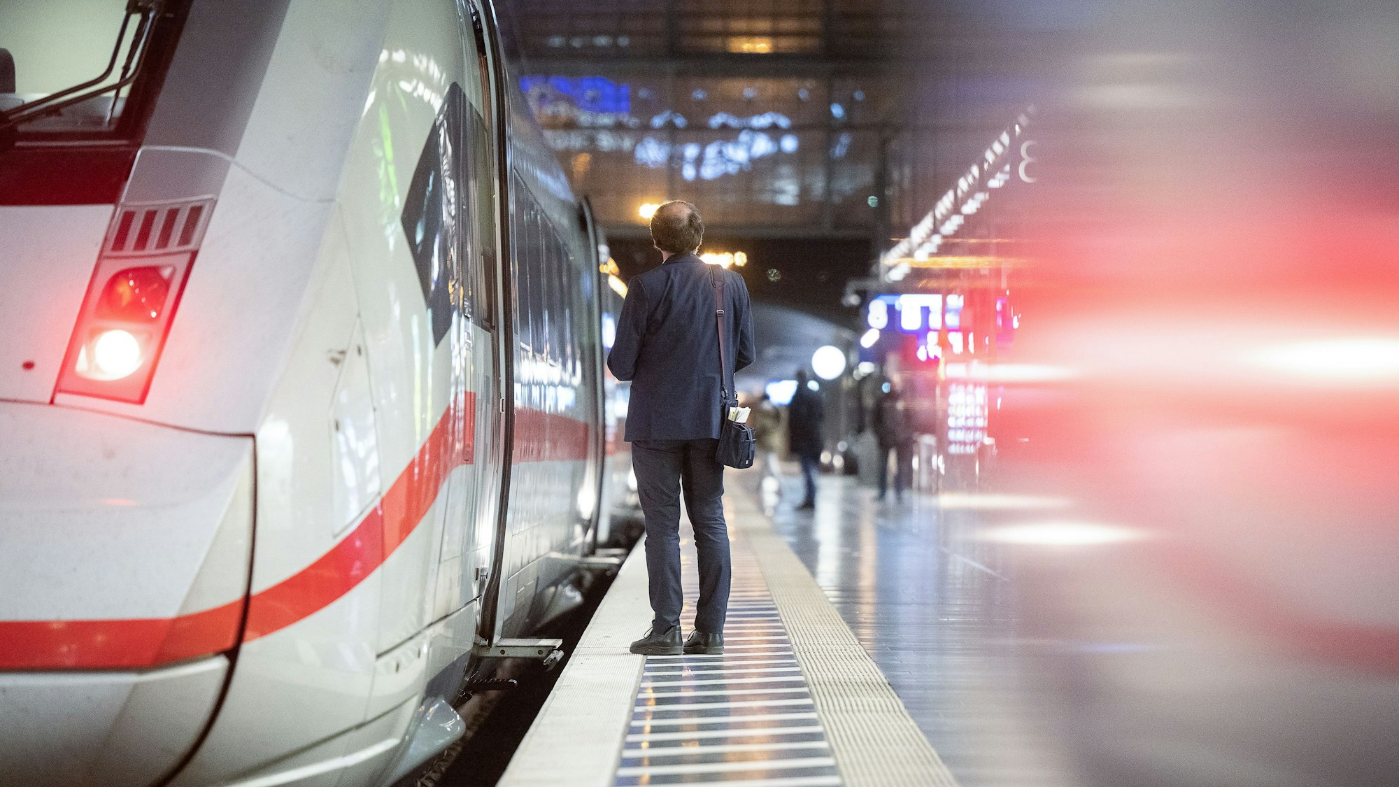 Ein Zugbegleiter steht am Hauptbahnhof an einem ICE. Nach einem schnell beendeten Tarifauftakt Ende Februar wollen sich die Deutsche Bahn und die Eisenbahn- und Verkehrsgewerkschaft (EVG) an diesem Dienstag erneut zusammensetzen. (zu dpa "Nächste Tarifrunde bei der Bahn - Warnstreiks drohen") +++ dpa-Bildfunk +++