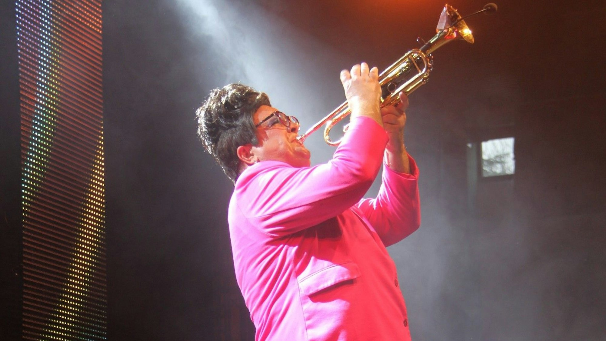 Joachim Jung spielt aus einer Trompete.