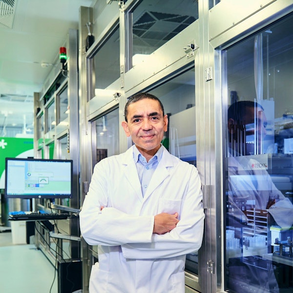 Ugur Sahin, Vorstandsvorsitzender von Biontech, steht im Labor seines Unternehmens.