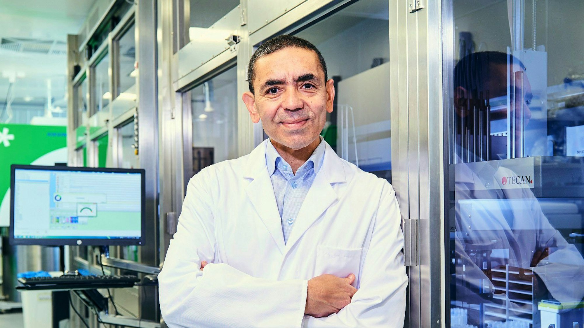 Ugur Sahin, Vorstandsvorsitzender von Biontech, steht im Labor seines Unternehmens.