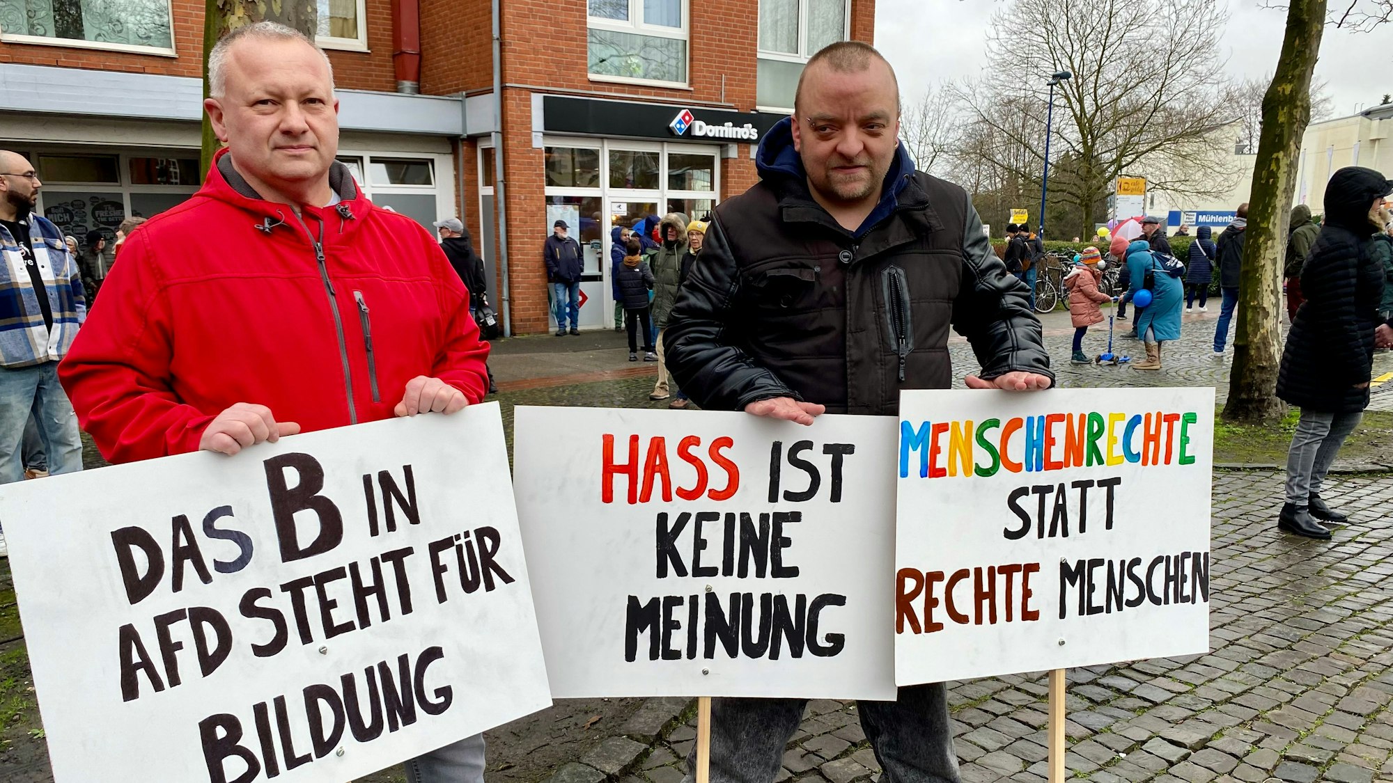 Auf dem Bild sind zwei Demonstranten zu sehen.
