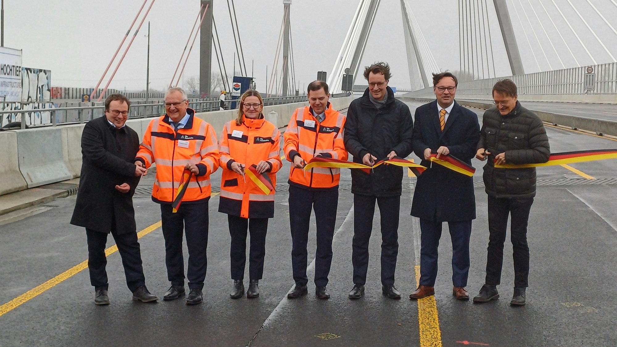 Verkehrsminister Oliver Krischer, Thomas Ganz, Nicole Ritterbusch, Michael Günther, Hendrik Wüst, Oliver Luksic und Karl Lauterbach beim Durchschneiden des schwarz-rot-goldenen Bandes.