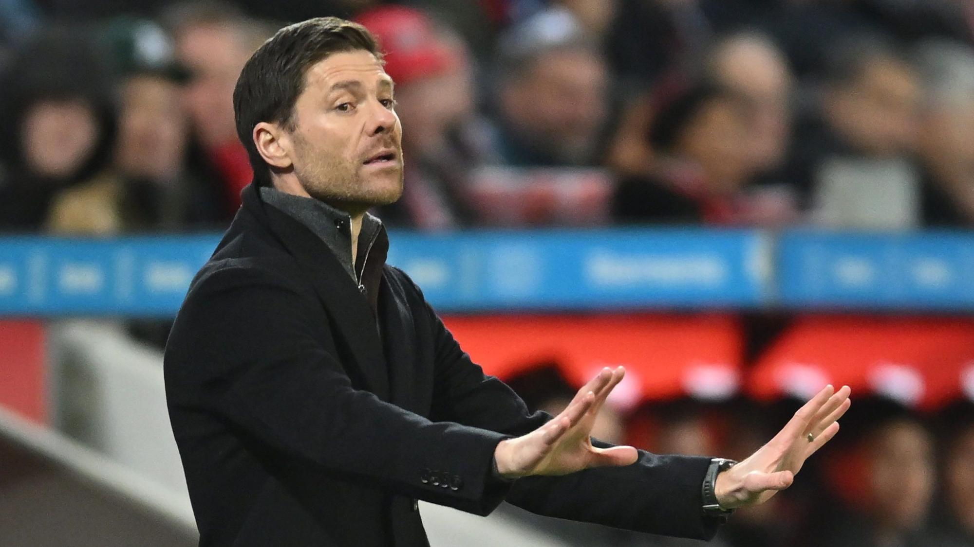 Leverkusens Trainer Xabi Alonso gestikuliert an der Seitenlinie.