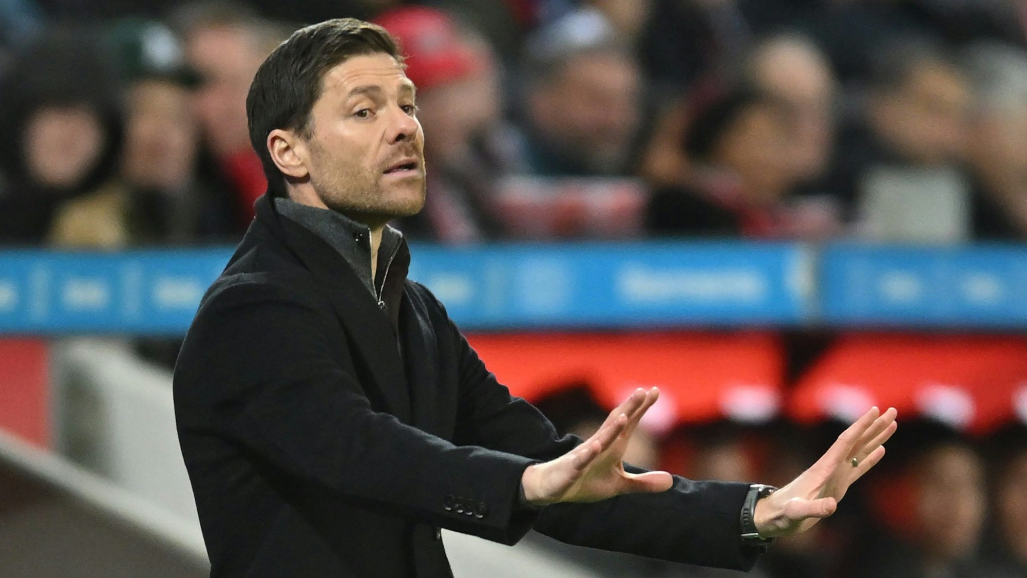 Leverkusens Trainer Xabi Alonso gestikuliert an der Seitenlinie.