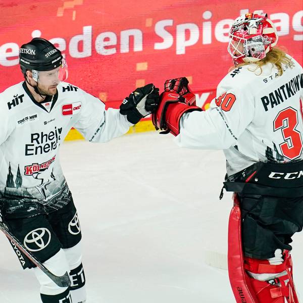 Kölns David McIntyre (l) jubelt mit Kölns Torwart Mirko Pantkowski.