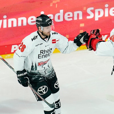 Kölns David McIntyre (l) jubelt mit Kölns Torwart Mirko Pantkowski.
