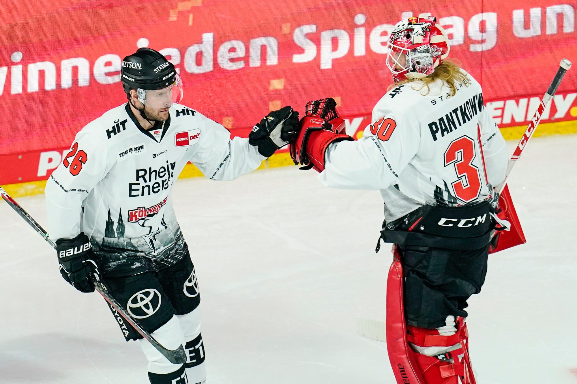 Kölns David McIntyre (l) jubelt mit Kölns Torwart Mirko Pantkowski.