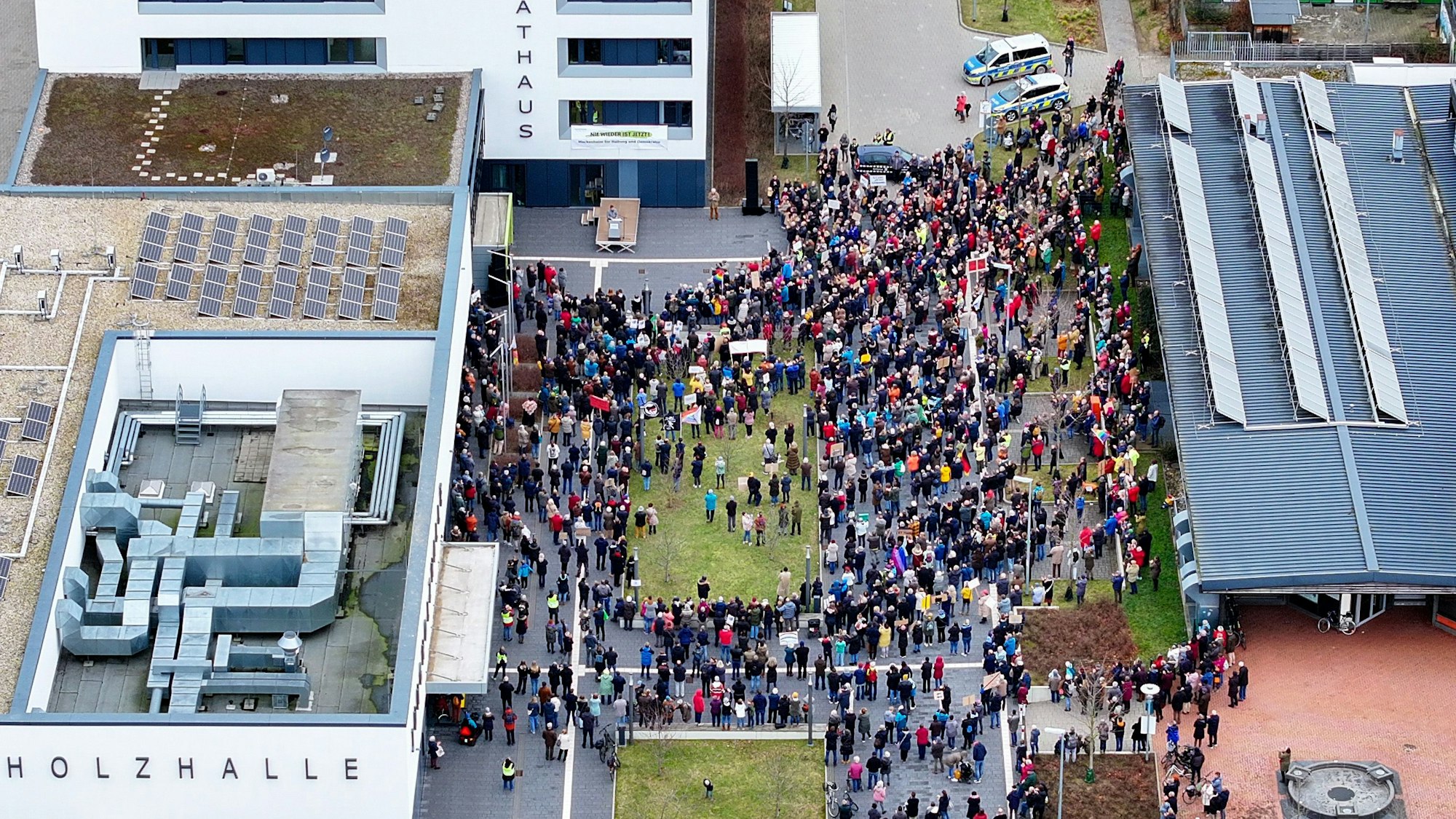 Der gut gefüllte Meckenheimer Rathausvorplatz auf der Vogelperspektive.