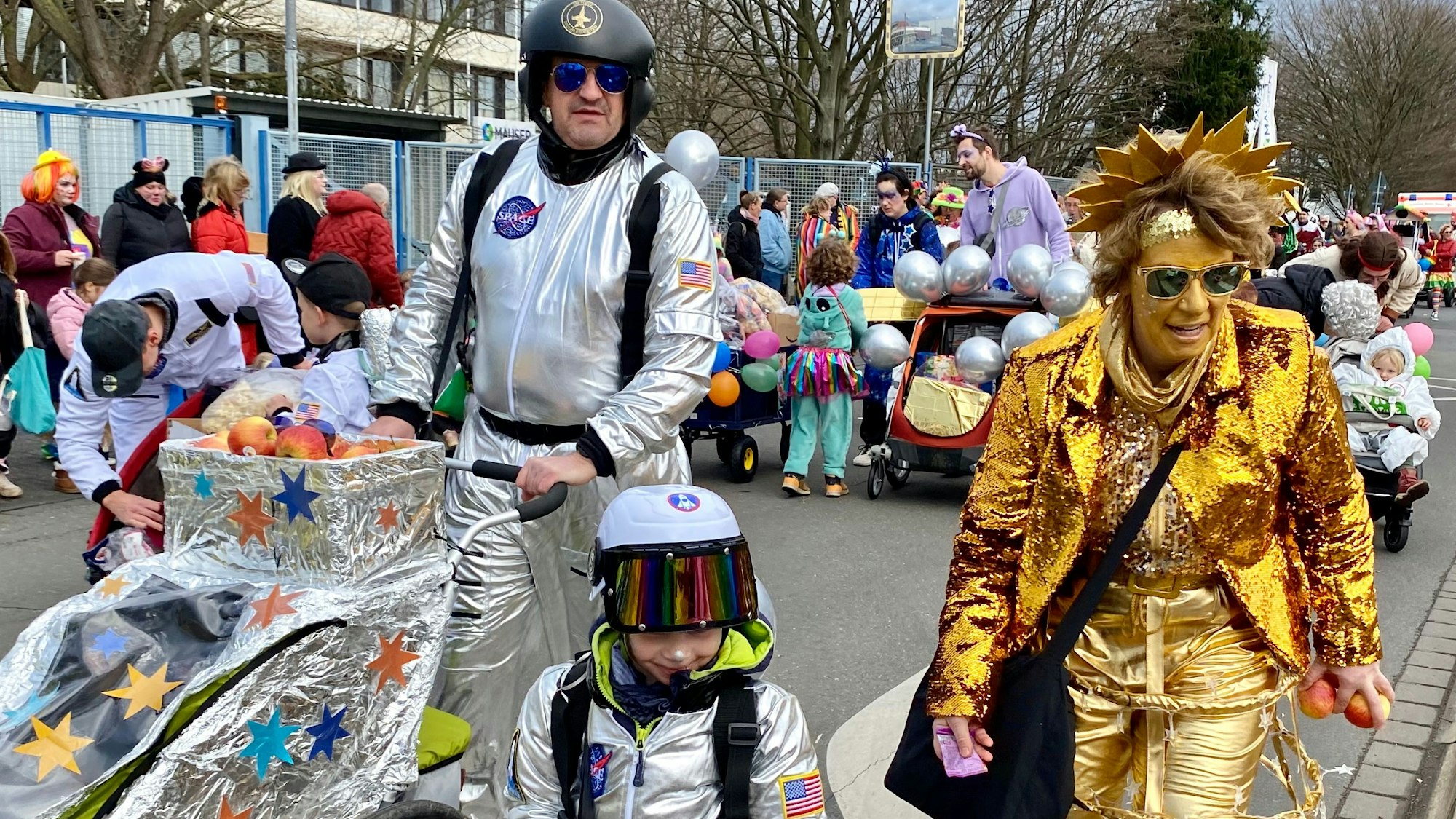 Auf dem Bild sind als Astronauten Verkleidete zu sehen