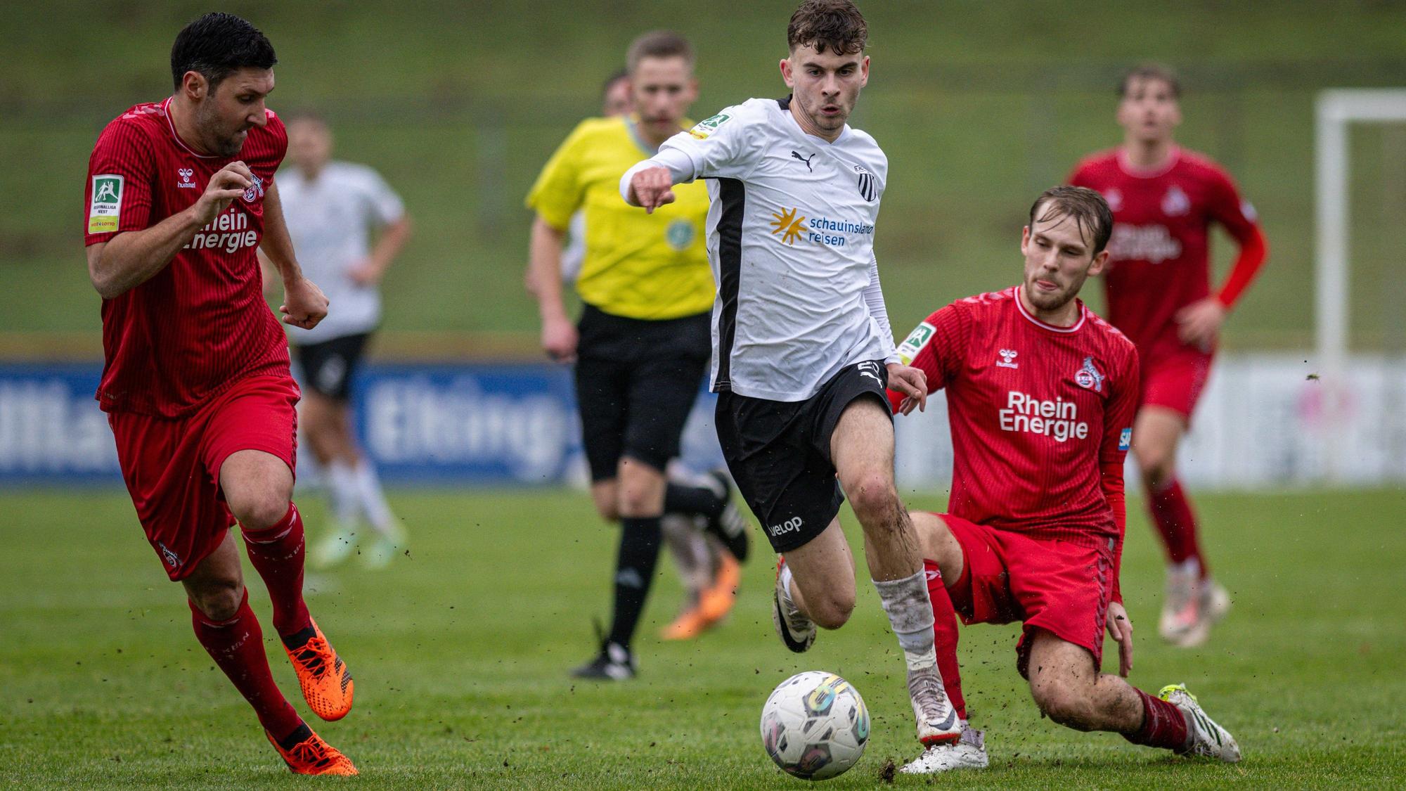 Fussball, Saison 2023/2024, Regionalliga West, 03.02.2024, 20. Spieltag, Herren, 1.FC Bocholt weiss vs. 1.FC Koeln U23 rot /// v.l.: Stephan Salger 1. FC Koeln U23, Bogdan Shubin 1.FC Bocholt, Georg Strauch 1. FC Koeln U23, Bocholt Stadion am Huenting Nordrhein-Westfalen Deutschland *** Soccer, Season 2023 2024, Regionalliga West, 03 02 2024, Matchday 20, Men, 1 FC Bocholt white vs 1 FC Koeln U23 red v l Stephan Salger 1 FC Koeln U23 , Bogdan Shubin 1 FC Bocholt , Georg Strauch 1 FC Koeln U23 , Bocholt Stadion am Huenting Nordrhein Westfalen Germany 240203_fb_1fc-bocholt_1fc-koeln-u23_25255