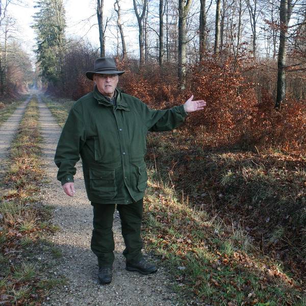 Ditmar Krumpen steht auf einem Weg im Dahlemer Gemeindewald.