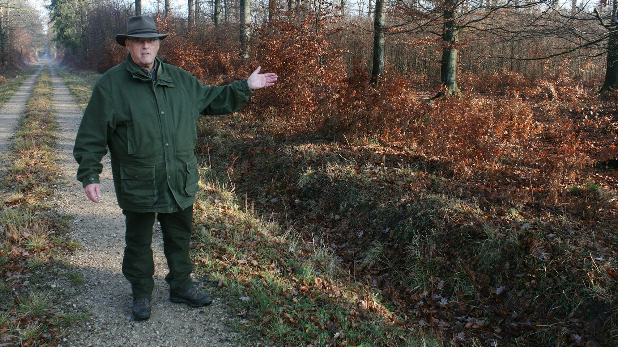 Ditmar Krumpen steht auf einem Weg im Dahlemer Gemeindewald.