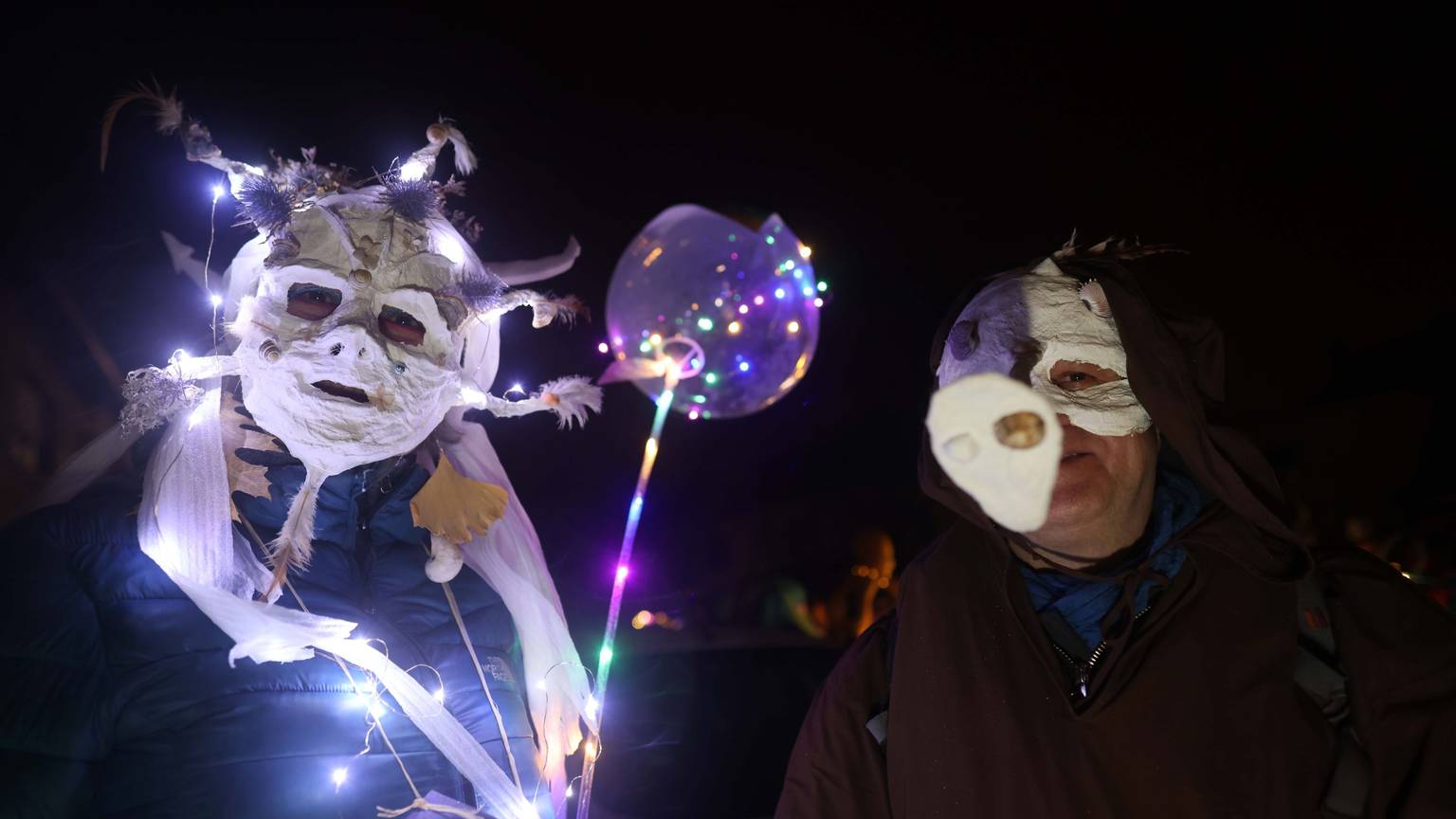 Lichter sind ein beliebtes Accessoire beim Geisterzug, der stets in der Dunkelheit drch die Stadt zieht.