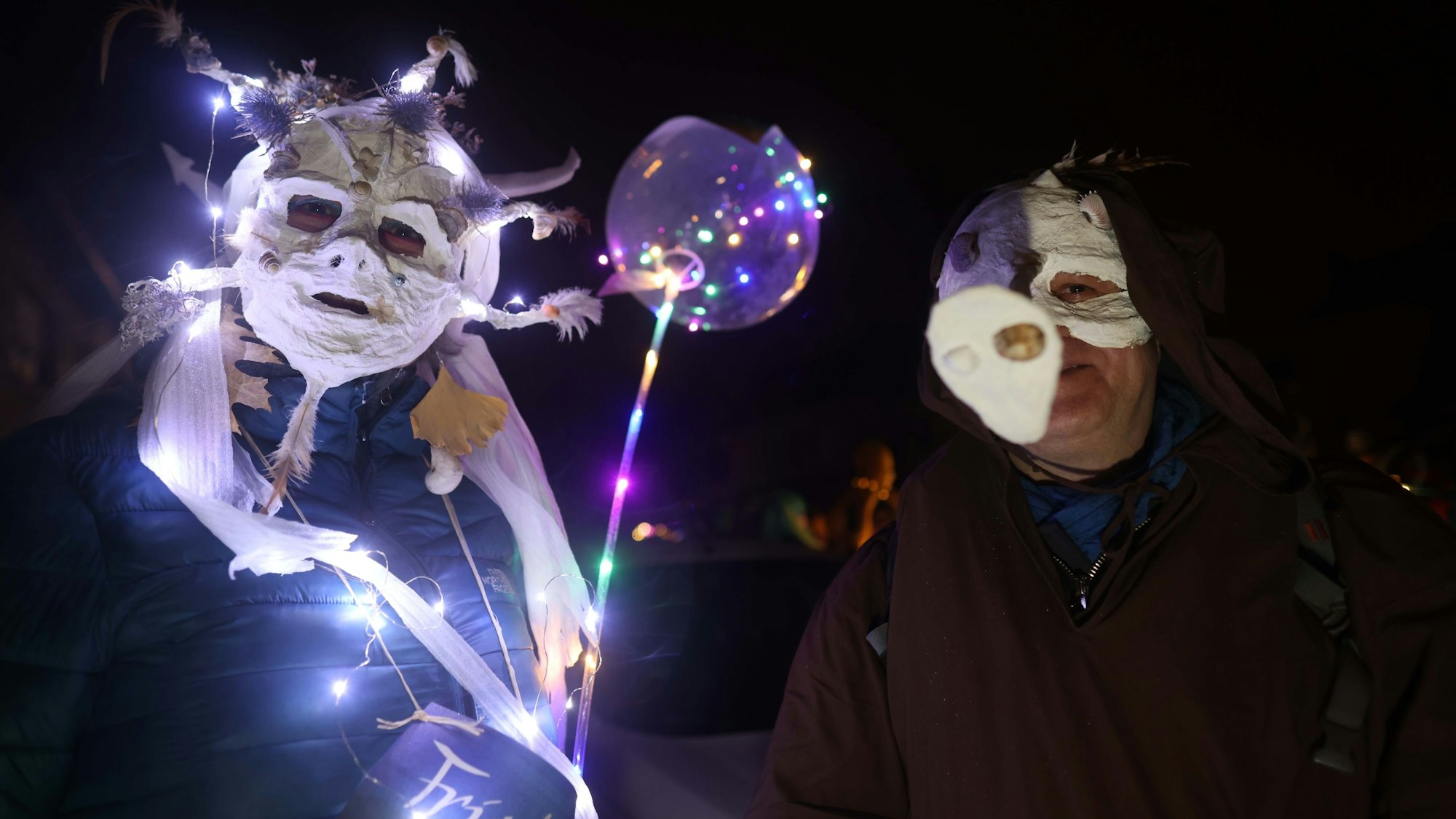 Lichter sind ein beliebtes Accessoire beim Geisterzug, der stets in der Dunkelheit drch die Stadt zieht.