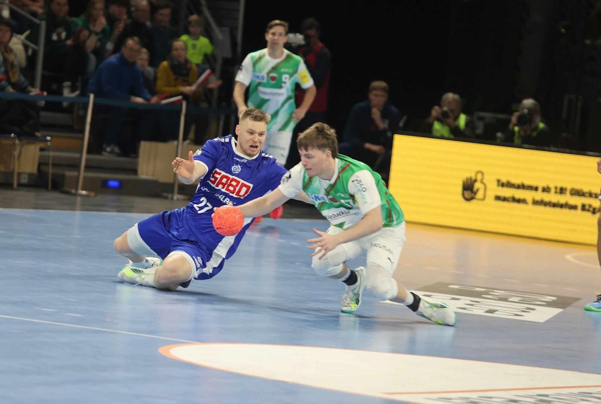 VfL-Kreisläufer Kristjan Horzen und der Berliner Nils Lichtlein kämpfen um den Ball.