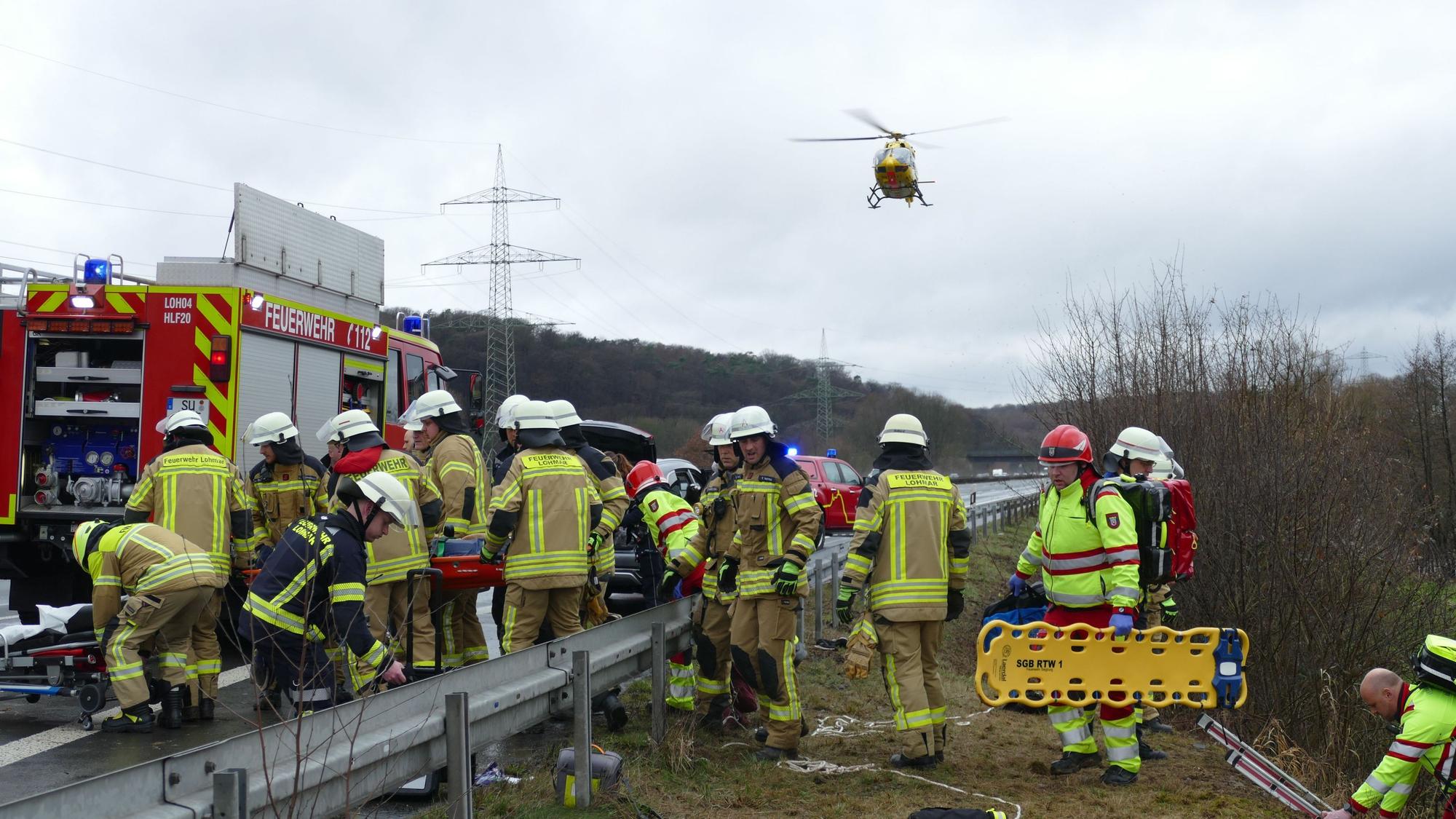 Rettungskräfte sind auf der Autobahn im Einsatz.