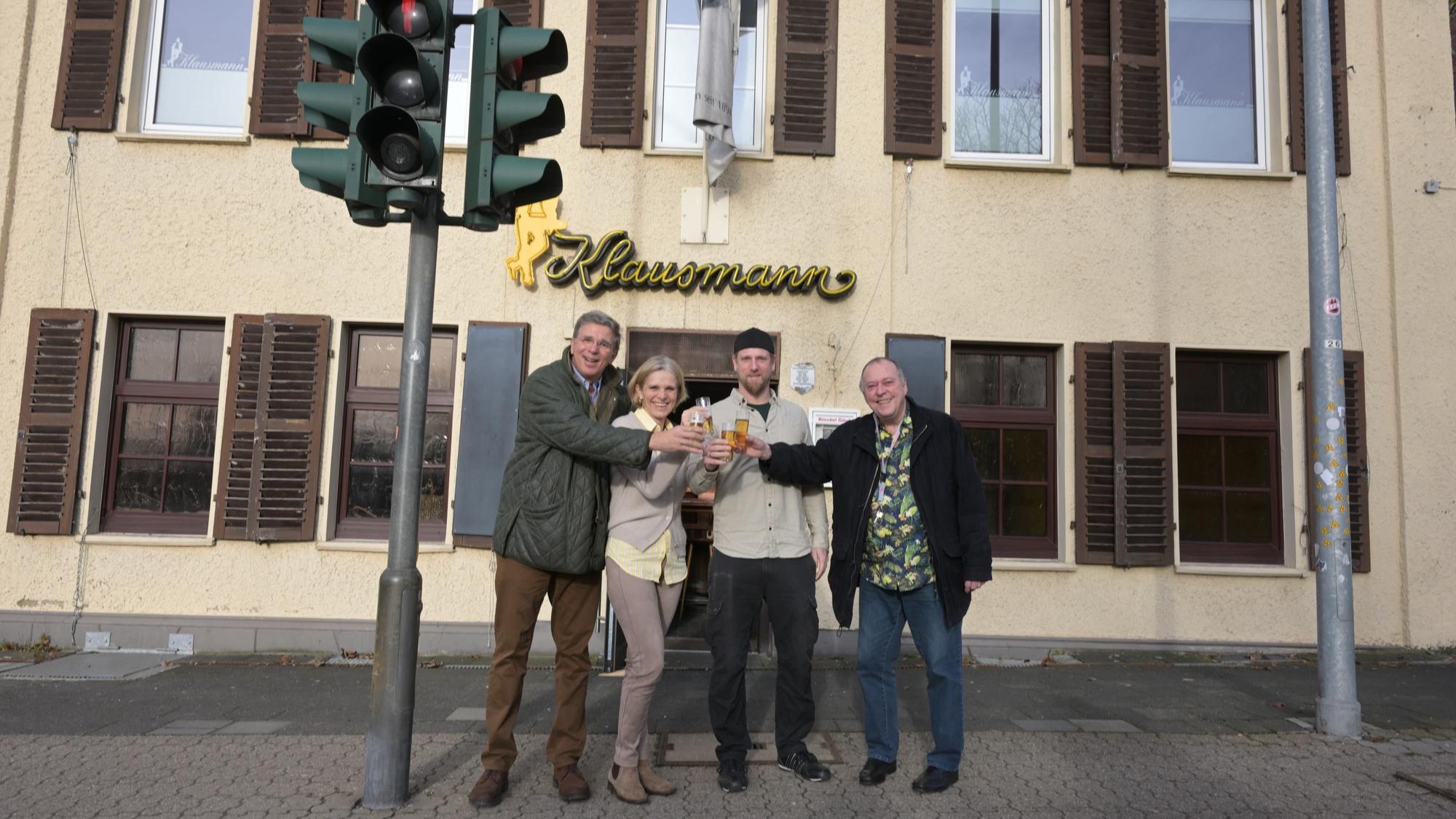 Übergabe der Gaststätte Klausmann an das Ehepaar Schmidt/Schmidt-Schütte
v.l. Klaus Dieter Klausmann, Ruth Schmidt-Schütte, Hans Helmut Schmidt, Daniel Schmidt (zukünftiger Pächter)