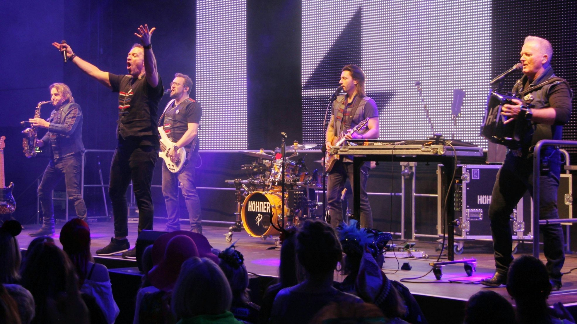Die Musiker der Höhner stehen auf der Bühne und sorgen für Stimmung.