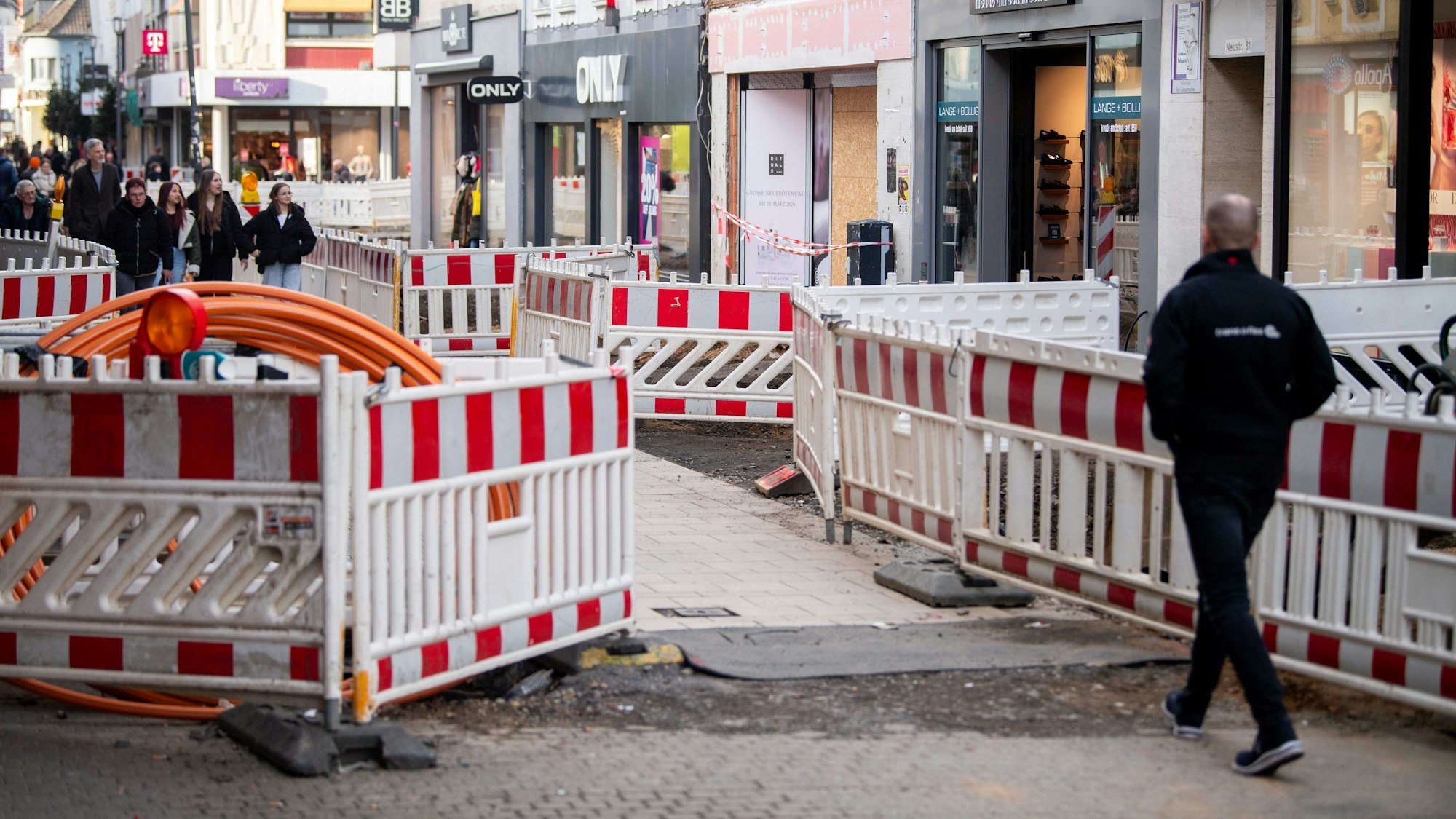 Auf dem Bild sind zahlreiche Absperrungen zu sehen. Zudem gehen Passanten durch die Baustelle.