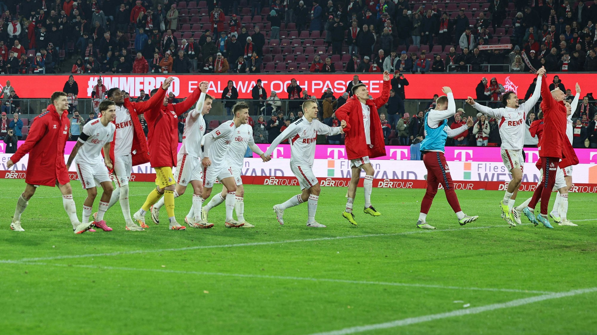 1. FC Köln - Eintracht Frankfurt am 03.02.2024 im RheinEnergieSTADION in Köln Jubel über den Sieg bei der Mannschaft des 1 FC Koeln / Köln *** 1 FC Köln Eintracht Frankfurt on 03 02 2024 at RheinEnergieSTADION in Cologne Cheers of victory for the 1 FC Köln team MH