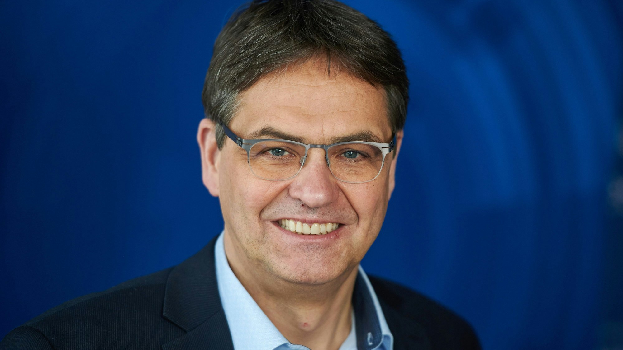 ARCHIV - 01.02.2021, Nordrhein-Westfalen, Meschede: Peter Liese (CDU), EU-Abgeordneter und gesundheitspolitischer Sprecher der EVP-Fraktion im EU-Parlament und Arzt, aufgenommen in den Räumen des CDU-Europabüros für Südwestfalen. (zu dpa: «Peter Liese führt die NRW-CDU erneut in die Europawahl») Foto: Bernd Thissen/dpa +++ dpa-Bildfunk +++