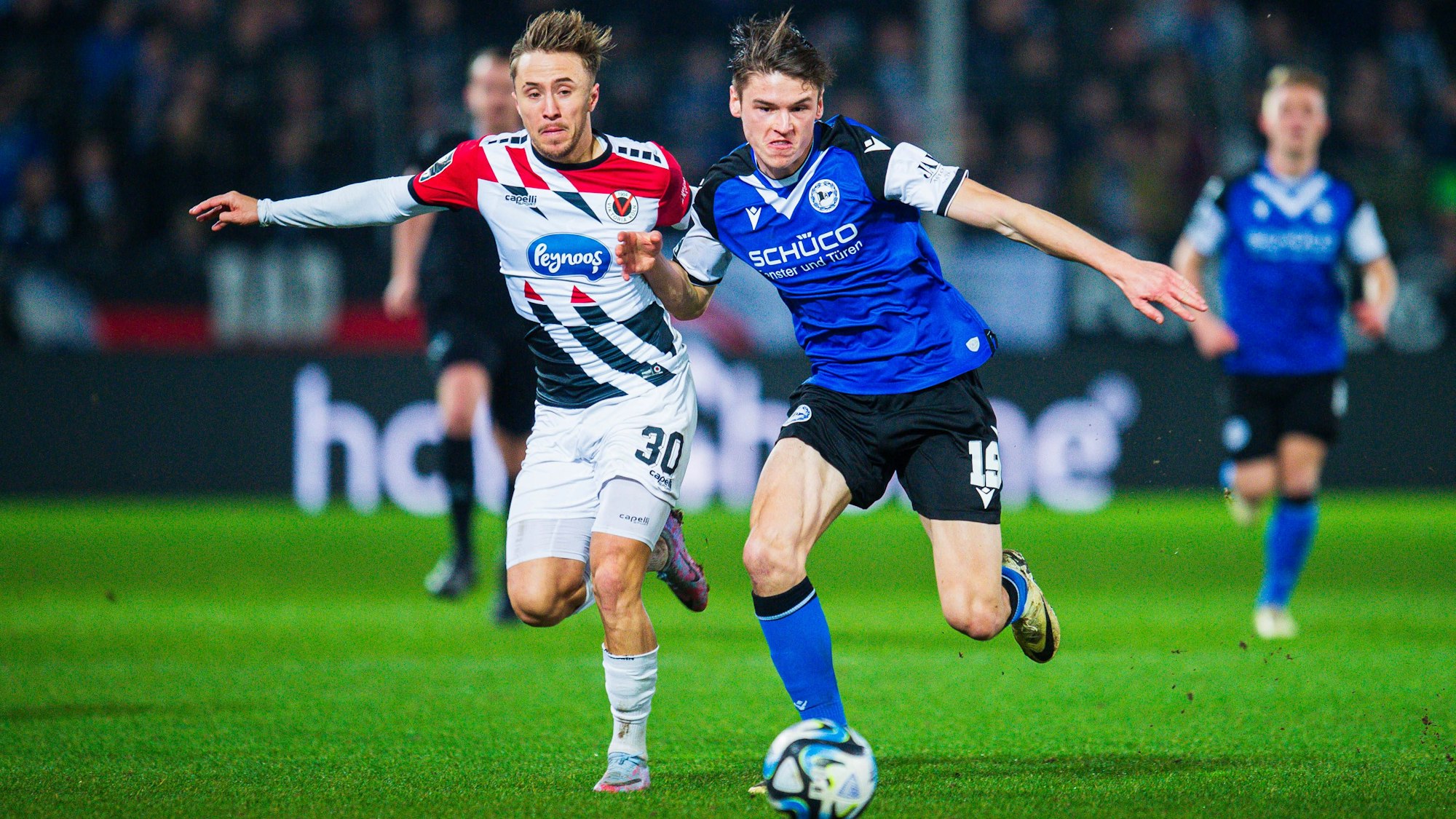 03.02.2024 - Fußball, 2023/2024, 3. Liga, 24. Spieltag, DSC Arminia Bielefeld - FC Viktoria Köln 1904: L-R Luca Marseiler Köln, Maximilian Großer Bielefeld DFB REGULATIONS PROHIBIT ANY USE OF PHOTOGRAPHS AS IMAGE SEQUENCES AND/OR QUASI-VIDEO. *** 03 02 2024 Soccer, 2023 2024, 3 Liga, 24 Matchday, DSC Arminia Bielefeld FC Viktoria Köln 1904 L R Luca Marseiler Köln , Maximilian Großer Bielefeld DFB REGULATIONS PROHIBIT ANY USE OF PHOTOGRAPHS AS IMAGE SEQUENCES AND OR QUASI VIDEO