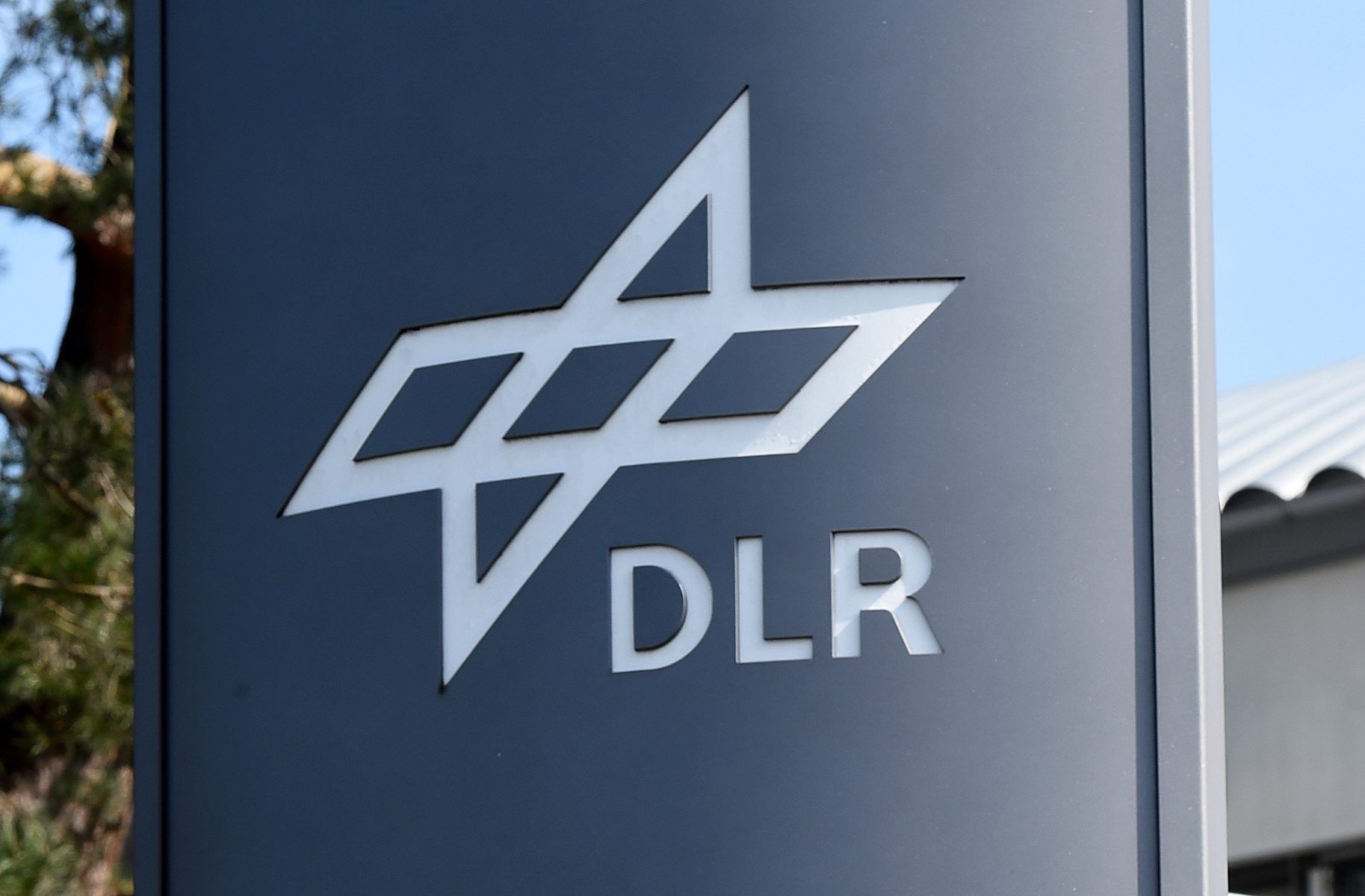 Die Einfahrt zum Deutschen Zentrum für Luft- und Raumfahrt e.V. (DLR).