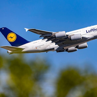 Ein Airbus A380 der Lufthansa kurz nach dem Start im Steigflug. Das größte Passagierflugzeug der Welt ist in weiß, blau und gelb lackiert. (Symbolbild)