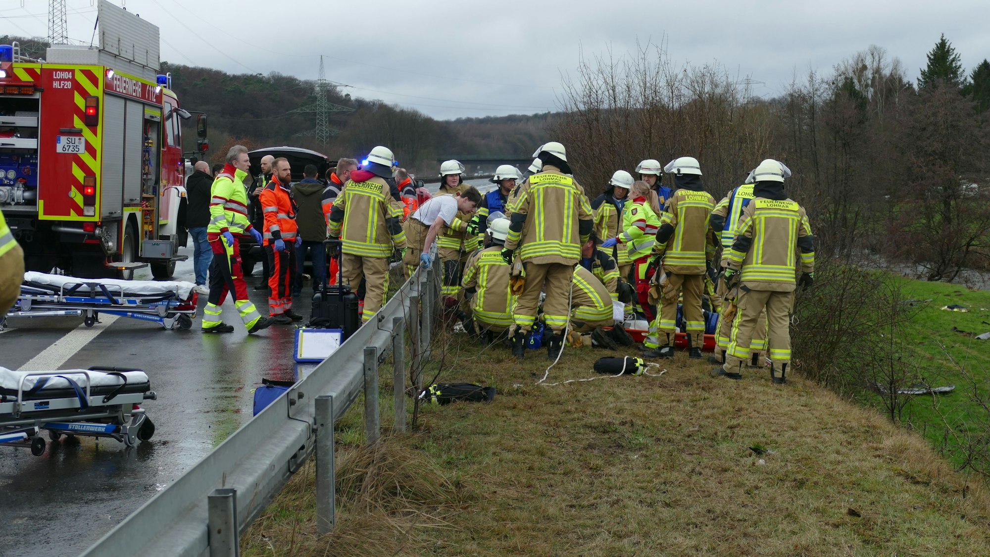 Das Fahrzeug durchschlug die Leitplanke und landete in der Sülz.