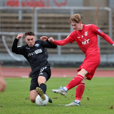 SC Fortuna Köln vs. SC Paderborn II, 4.Liga,
von links: Marco Pledl (SC), Justin Steinkötter (Fortuna), 04.02.2024, Bild: Herbert Bucco