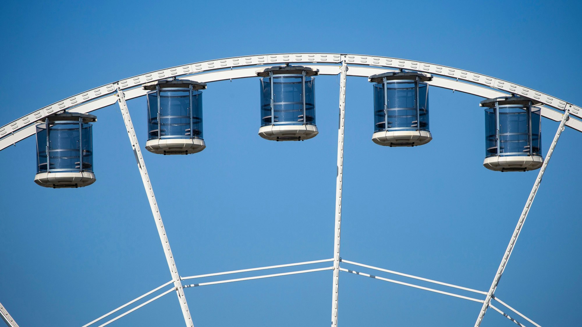 Panoramablick garantiert: Die Gondeln des Riesenrades am Zoo sind rundum verglast.0