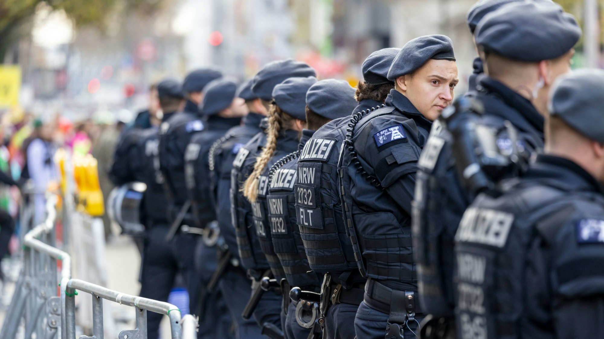 Die Polizei ist mit einem Großaufgebot an den Karnevalstagen unterwegs.