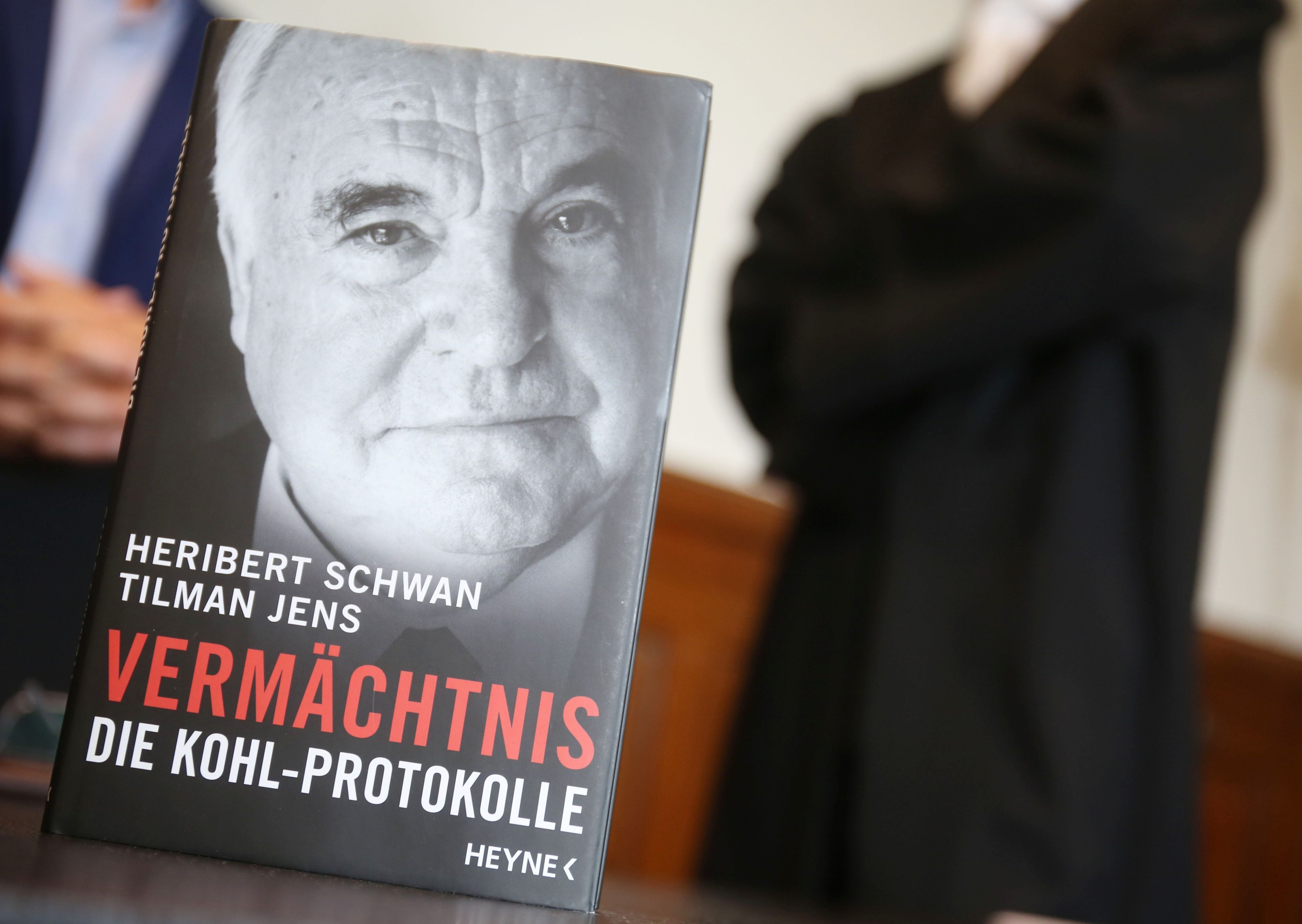 Anwälte stehen hinter dem Buch Vermächtnis - Die Kohl Protokolle des Journalisten Heribert Schwan über den ehemaligen Bundeskanzler Kohl.