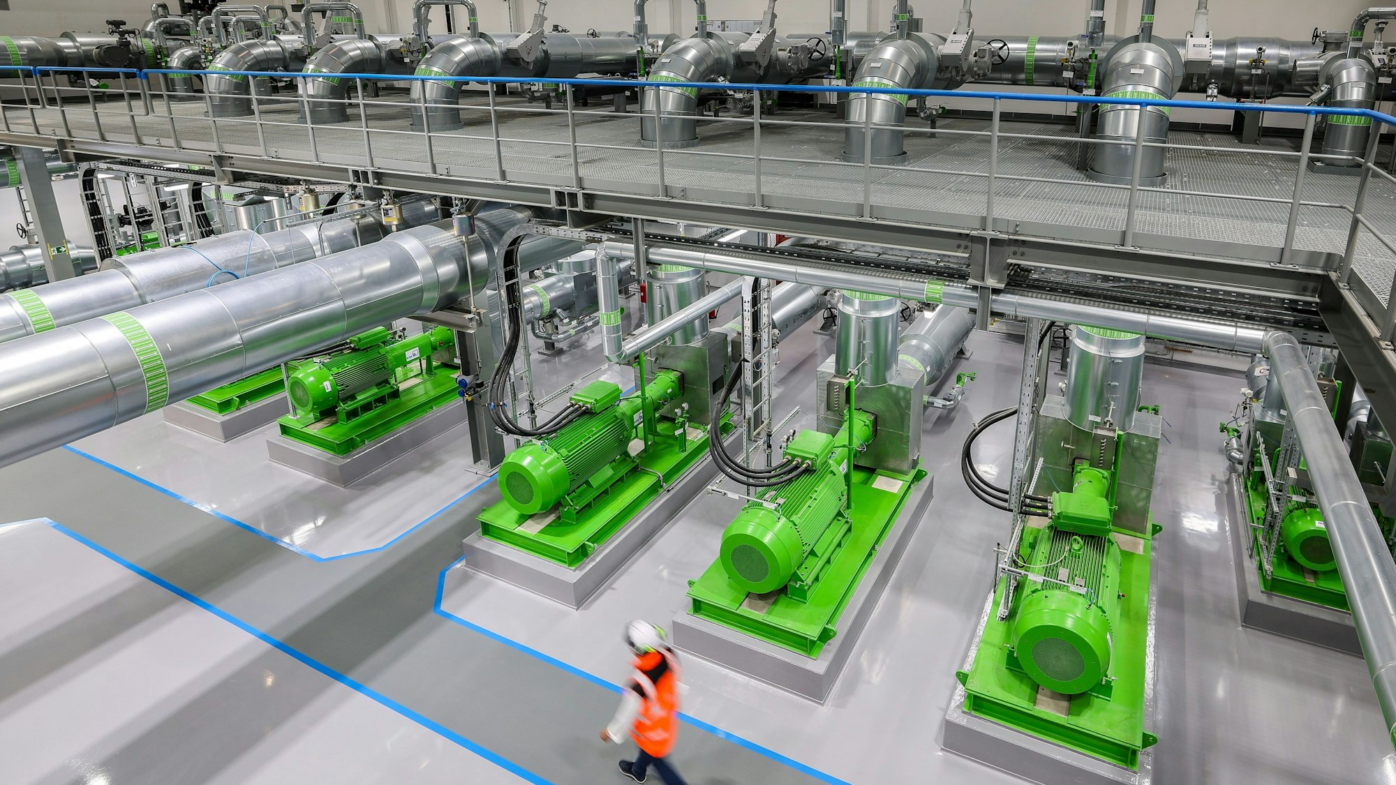 Leipzig: Der Kraftwerksleiter geht durch die Pumpenhalle für Fernwärme im neuen Heizkraftwerk Süd. (Archivbild)